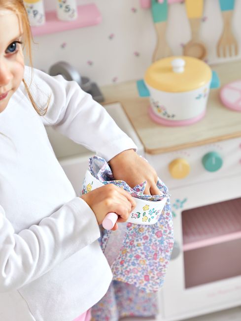 Baby girl play online kitchen