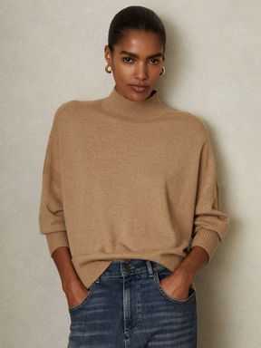 Baggy knitwear shop