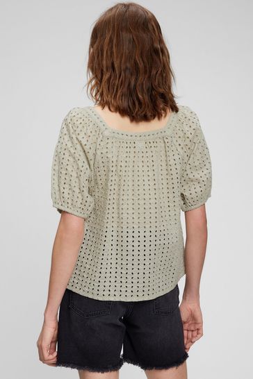 gap eyelet top