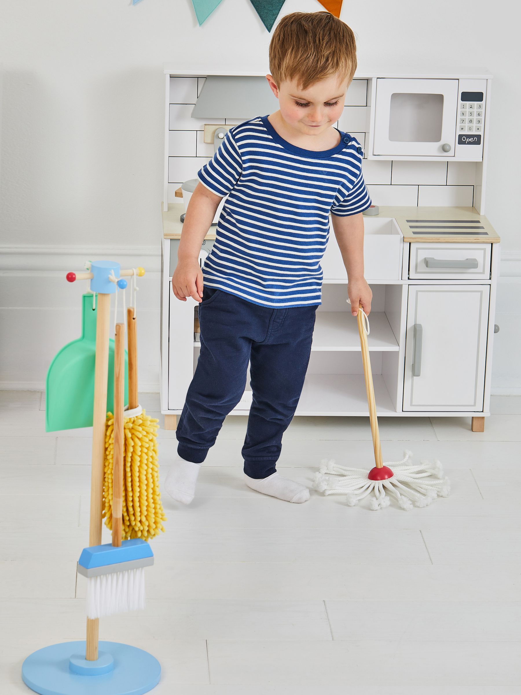 Little girl cleaning set store