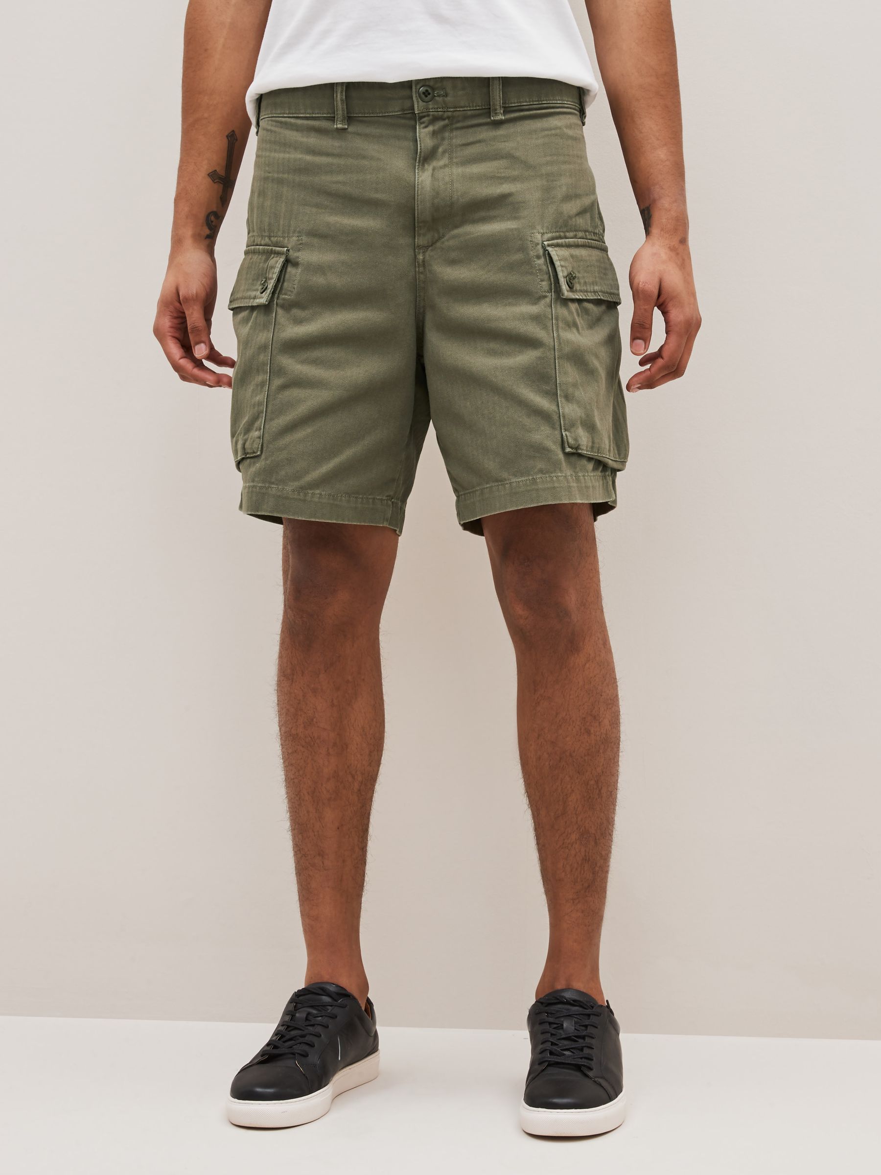 The gap cargo shorts top
