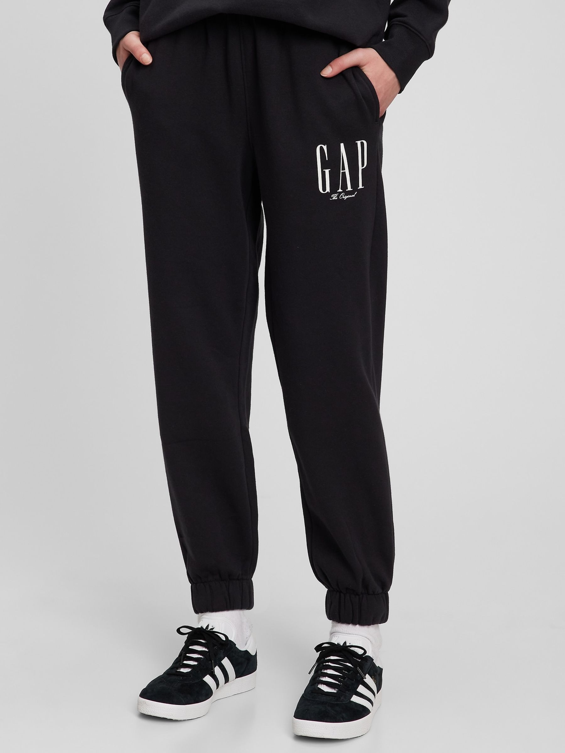 The gap joggers top