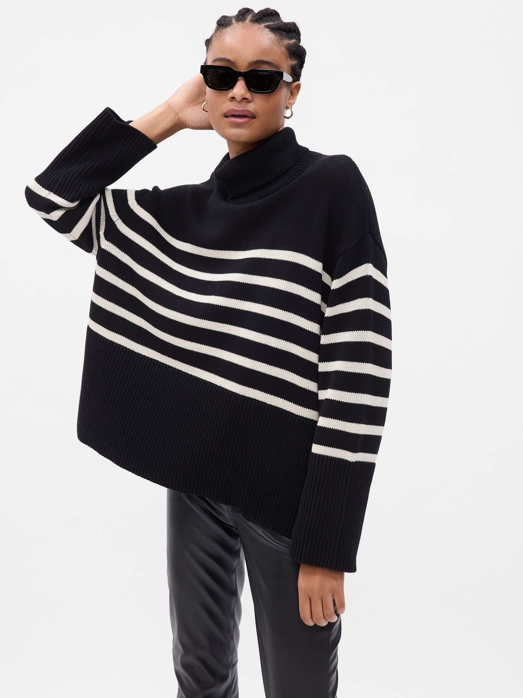 Black White Split Hem Turtle Neck Jumper