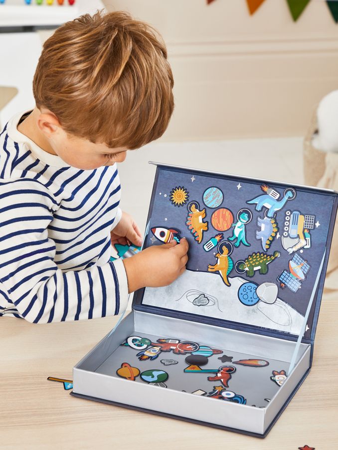 Build Your Own Magnetic Dinosaur Space Scene (188561) | £18