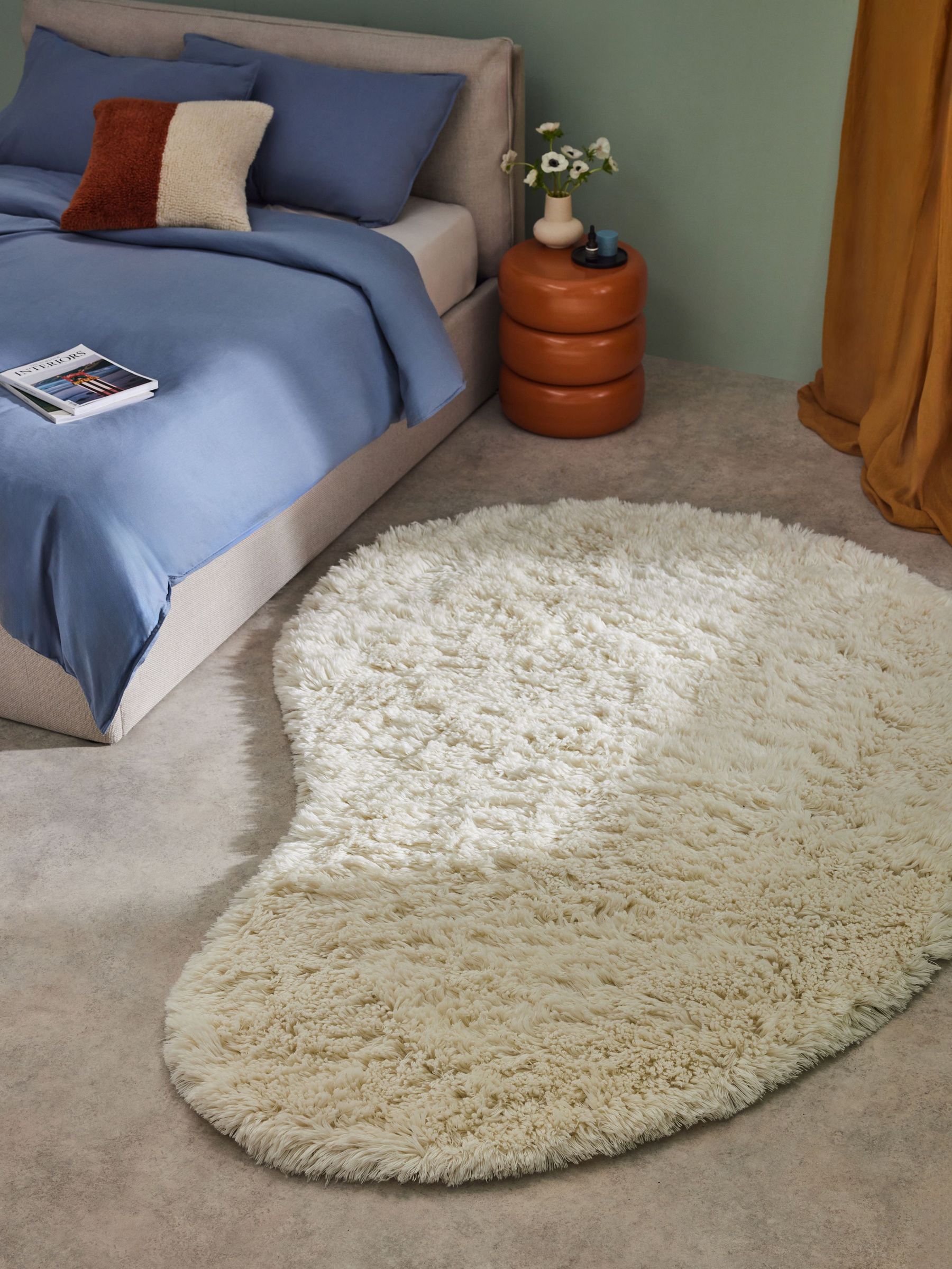 Curved Dala Shaggy Berber Wool Rug in White (435904) | £265
