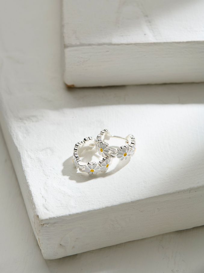 Silver Tone Daisy Hoop Earrings (AD6891) | £10.50