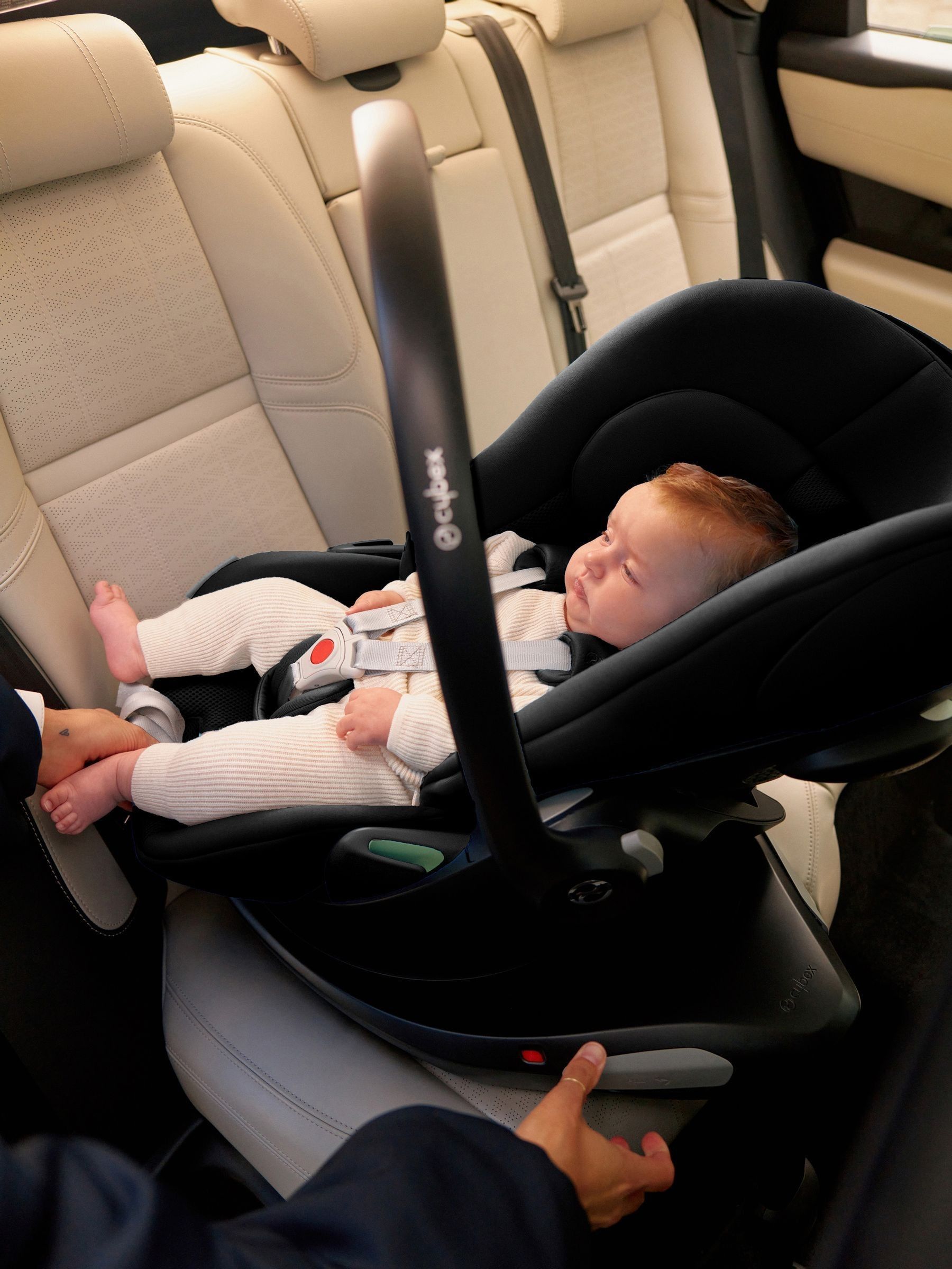 Cybex Moon Black Baby Cloud G I-size Car Seat (AN9498) | £210