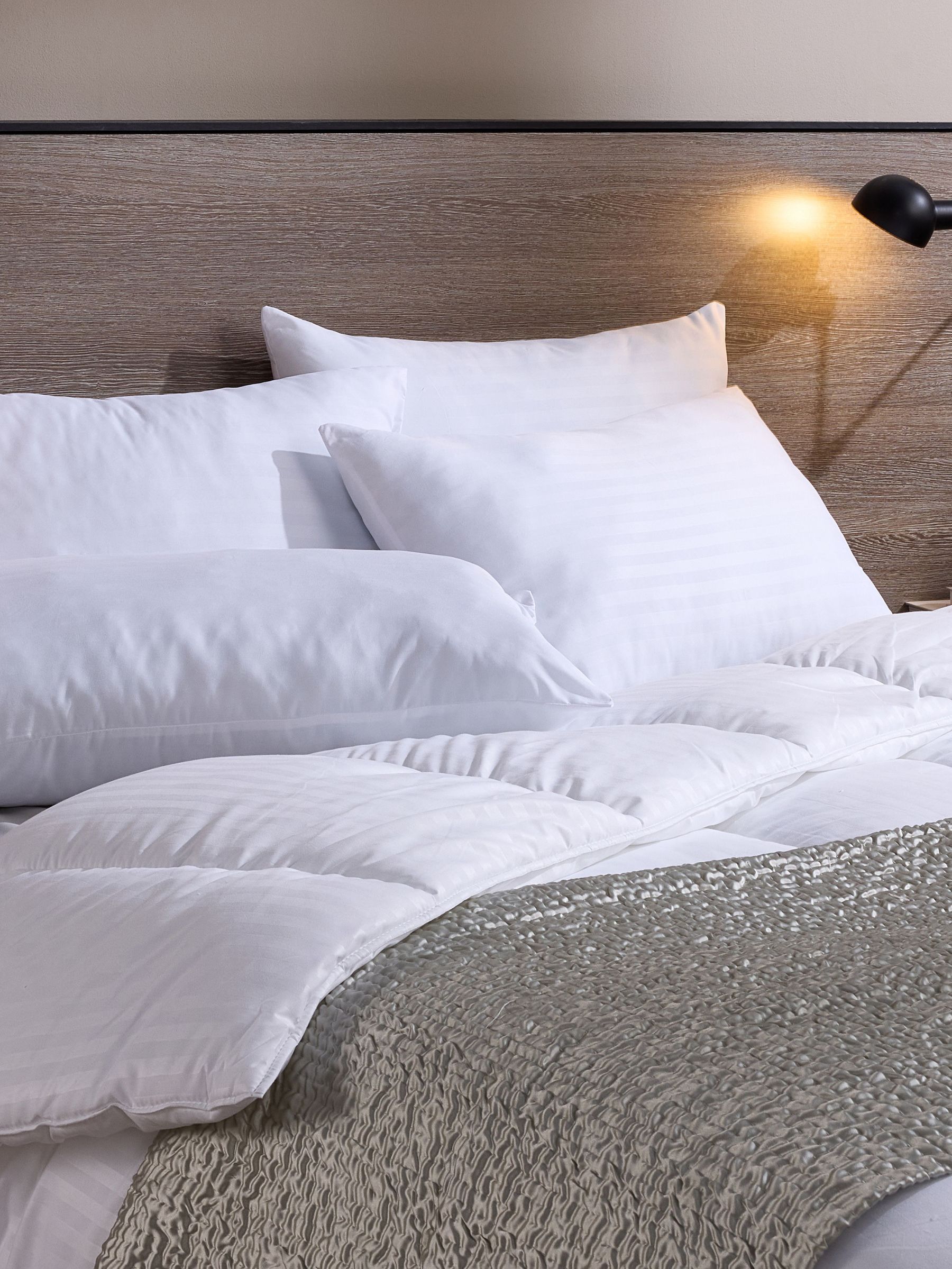 Snuggledown White 2 Luxurious Hotel Pillow (C87432) | £25