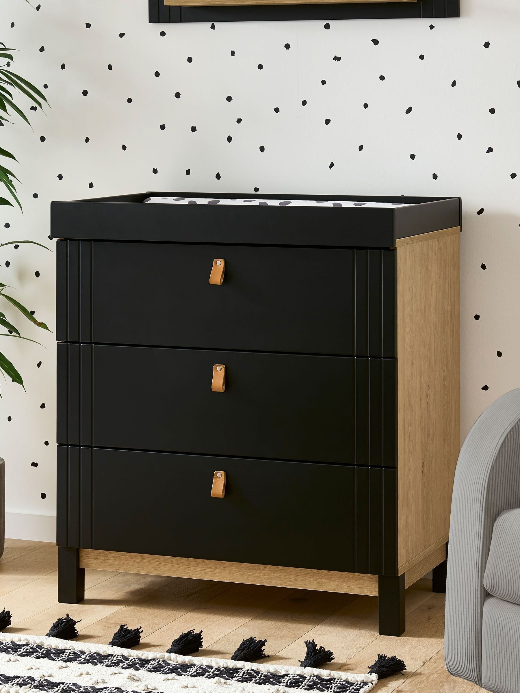 Cuddleco Black Rafi Dresser Changer in Oak and White (D56216) | £449