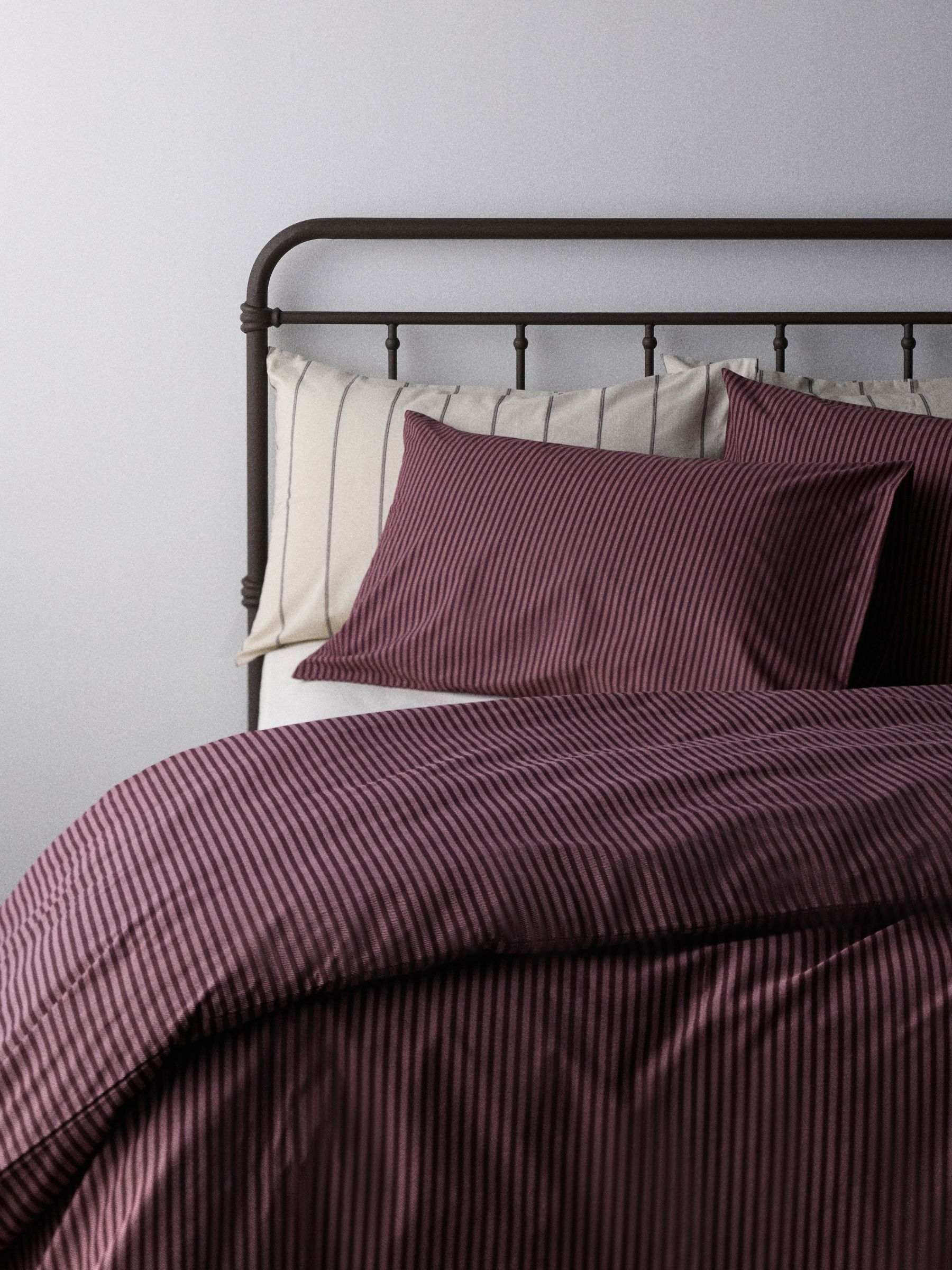 The Set 8 Piece Duvet Cover And Pillowcase Set With Fitted Sheets