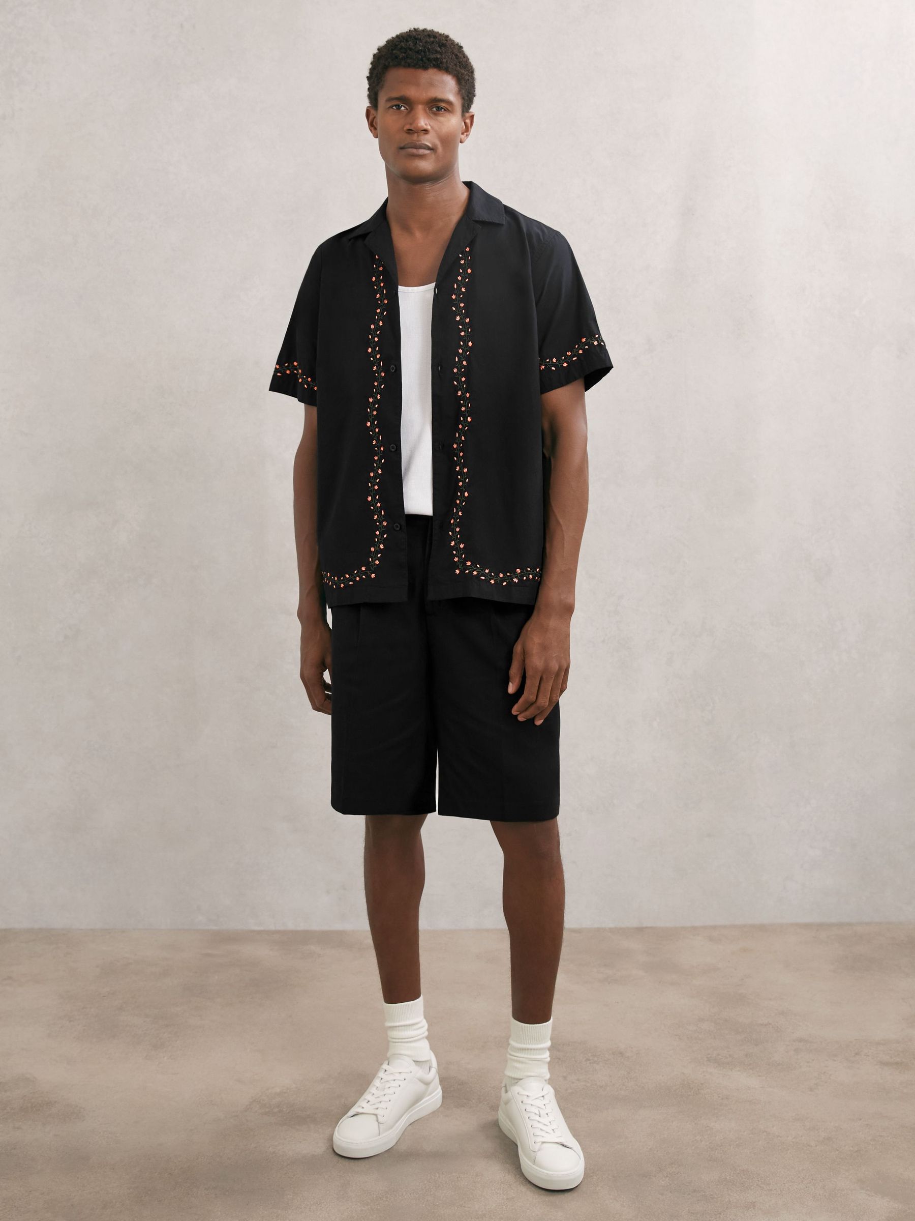 Les Deux Twill Pleated Suiting Shorts in Black (H71650) | £109