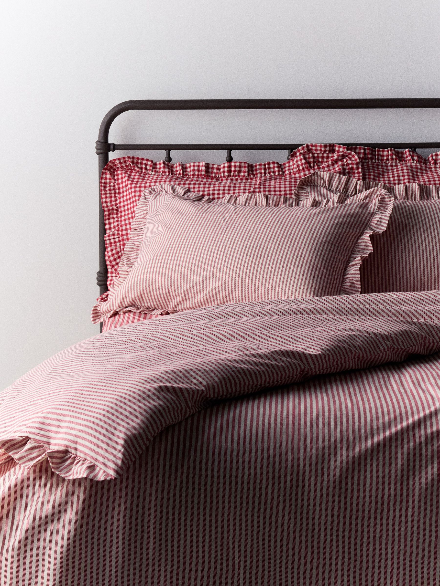 The Set 8 Piece Frill Duvet Cover And Pillowcase Set With Fitted Sheets