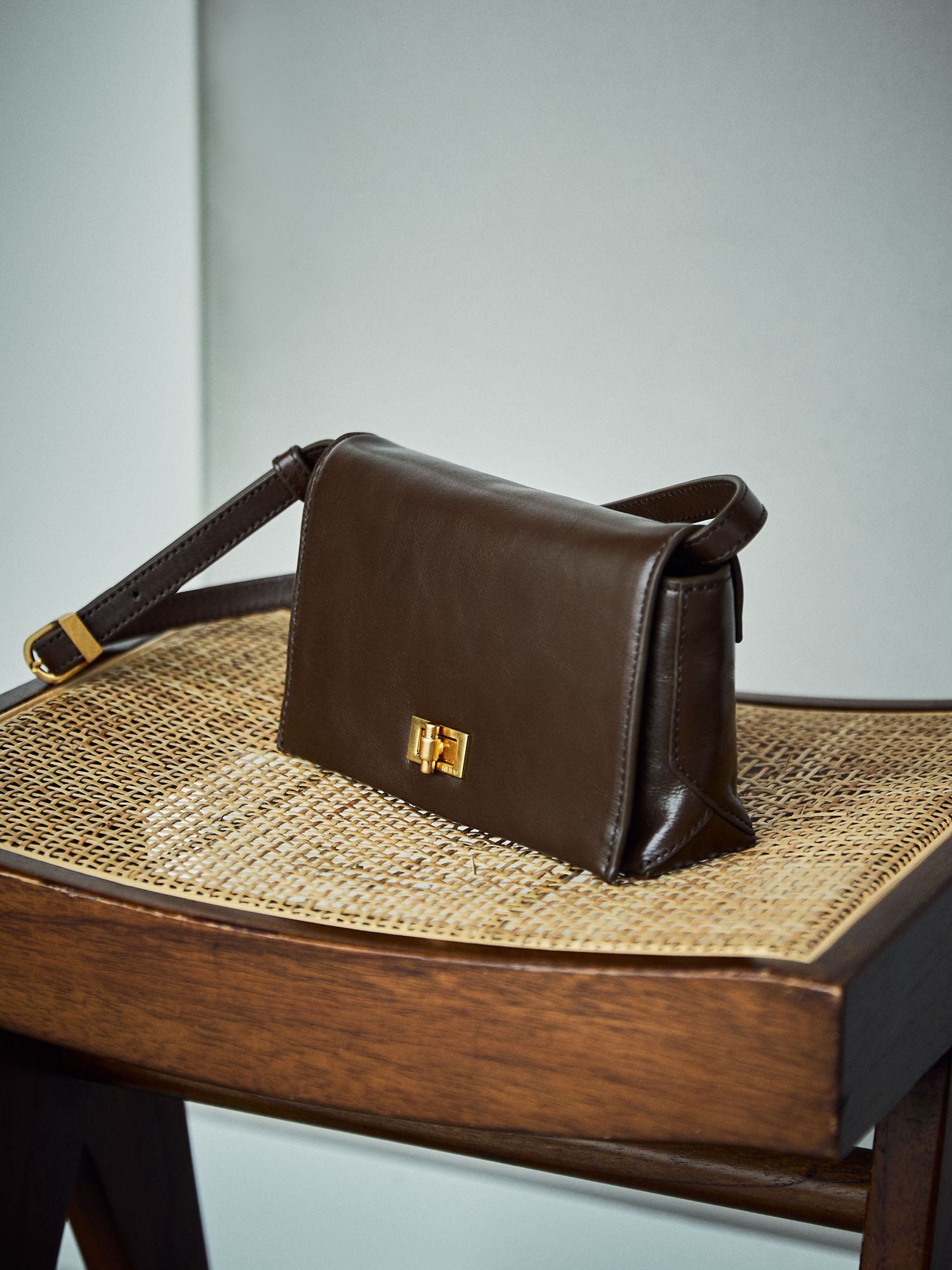 Leather Twist-Lock Shoulder Bag in Taupe (W95896) | £158