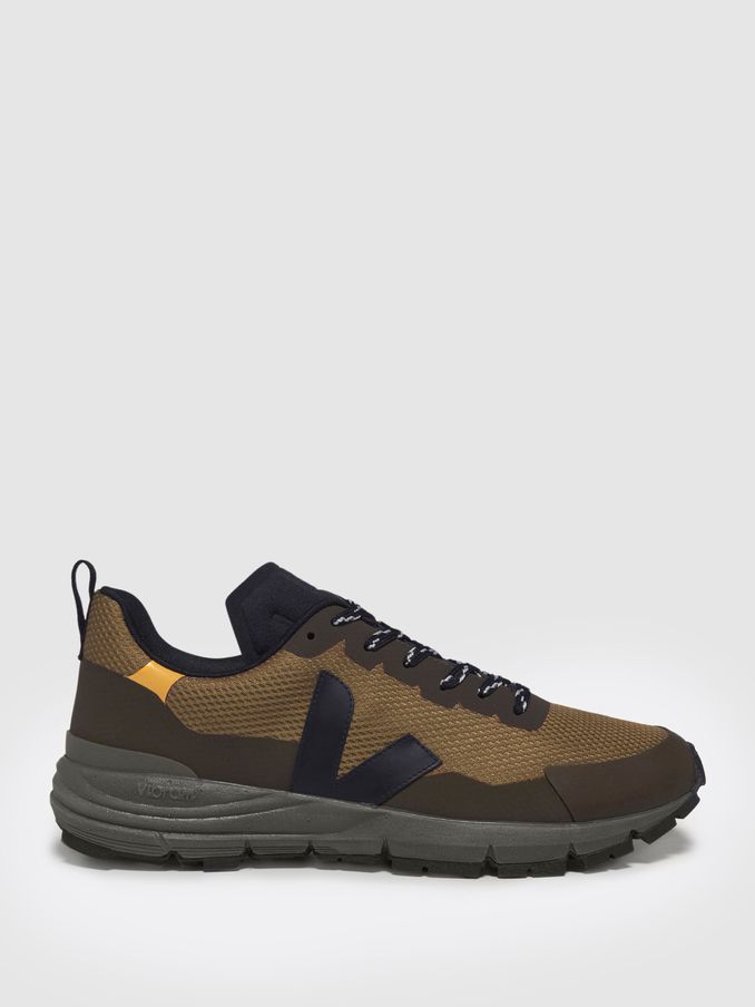Veja Mesh Hiking Trainers in Tent Black Ouro (269421) | US$130