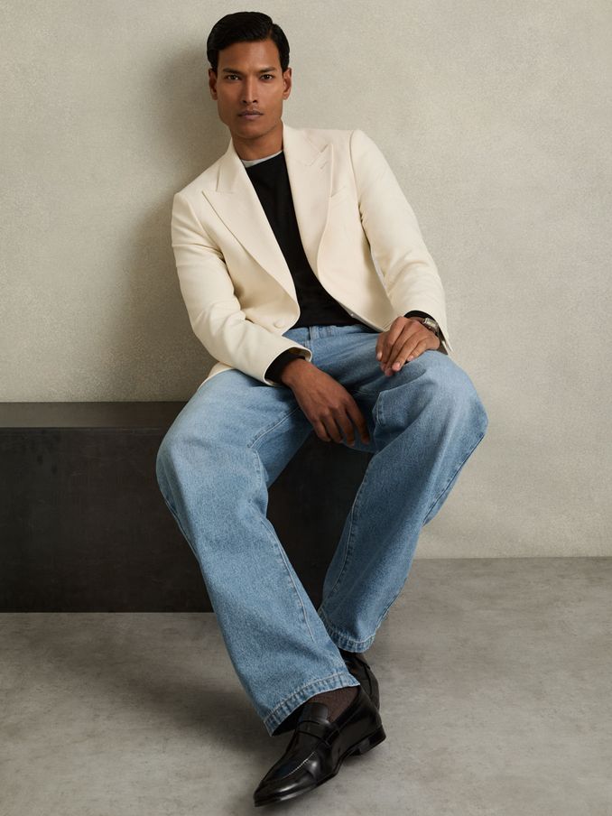 Loose-Fit Jeans in Light Blue Wash (AA6707) | €145