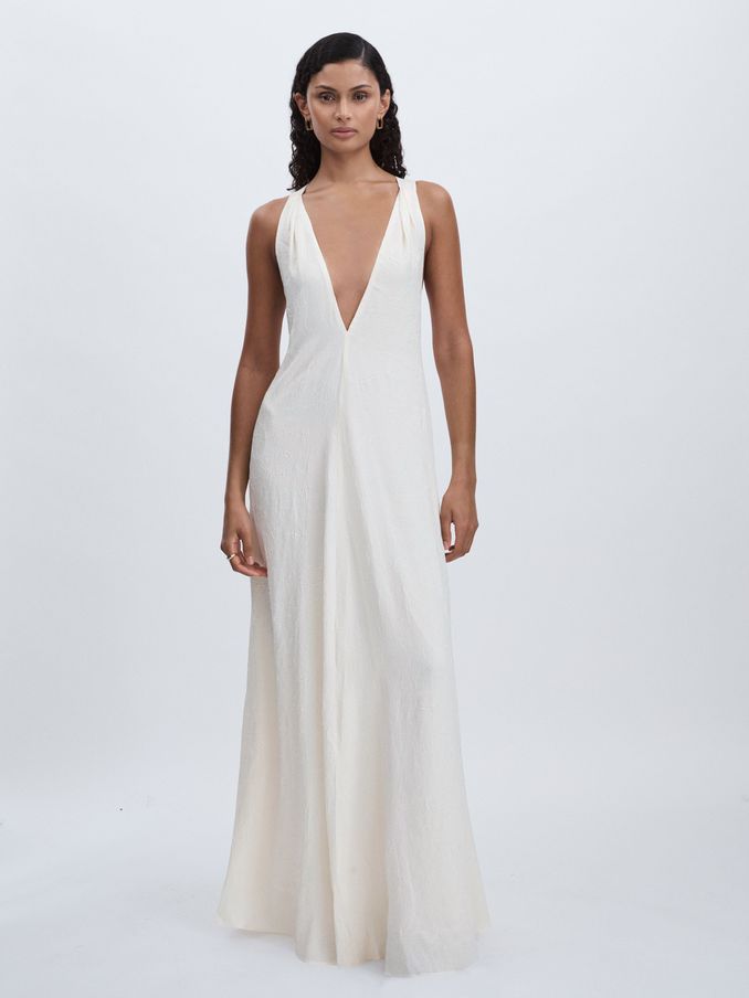 Maxikleid aus Crinkle-Satin mit tiefem V-Ausschnitt in Ivory (AB2055) | 197 €