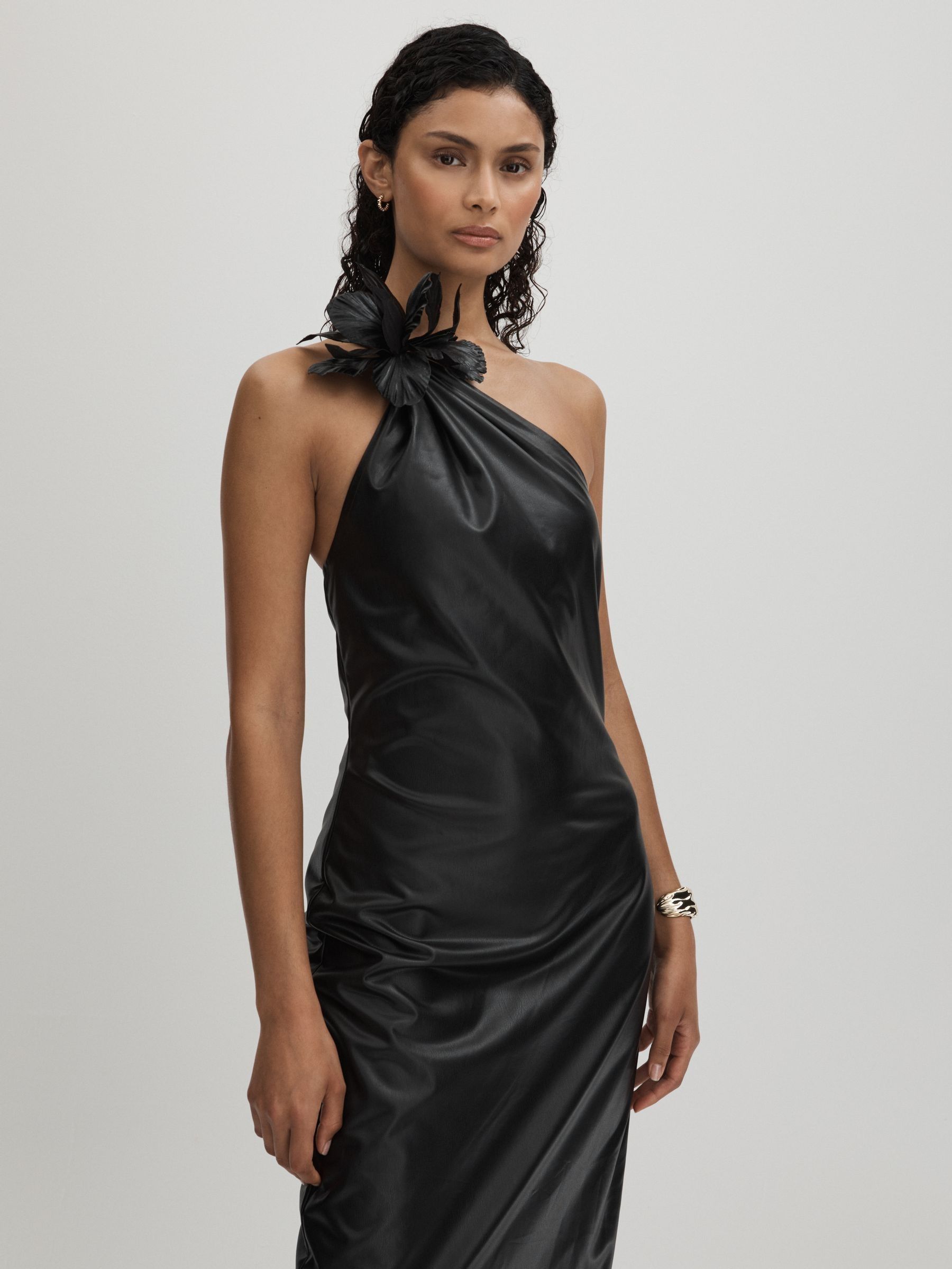 Halston Faux Leather One-Shoulder Maxi Dress in Black (AF7457) | €397