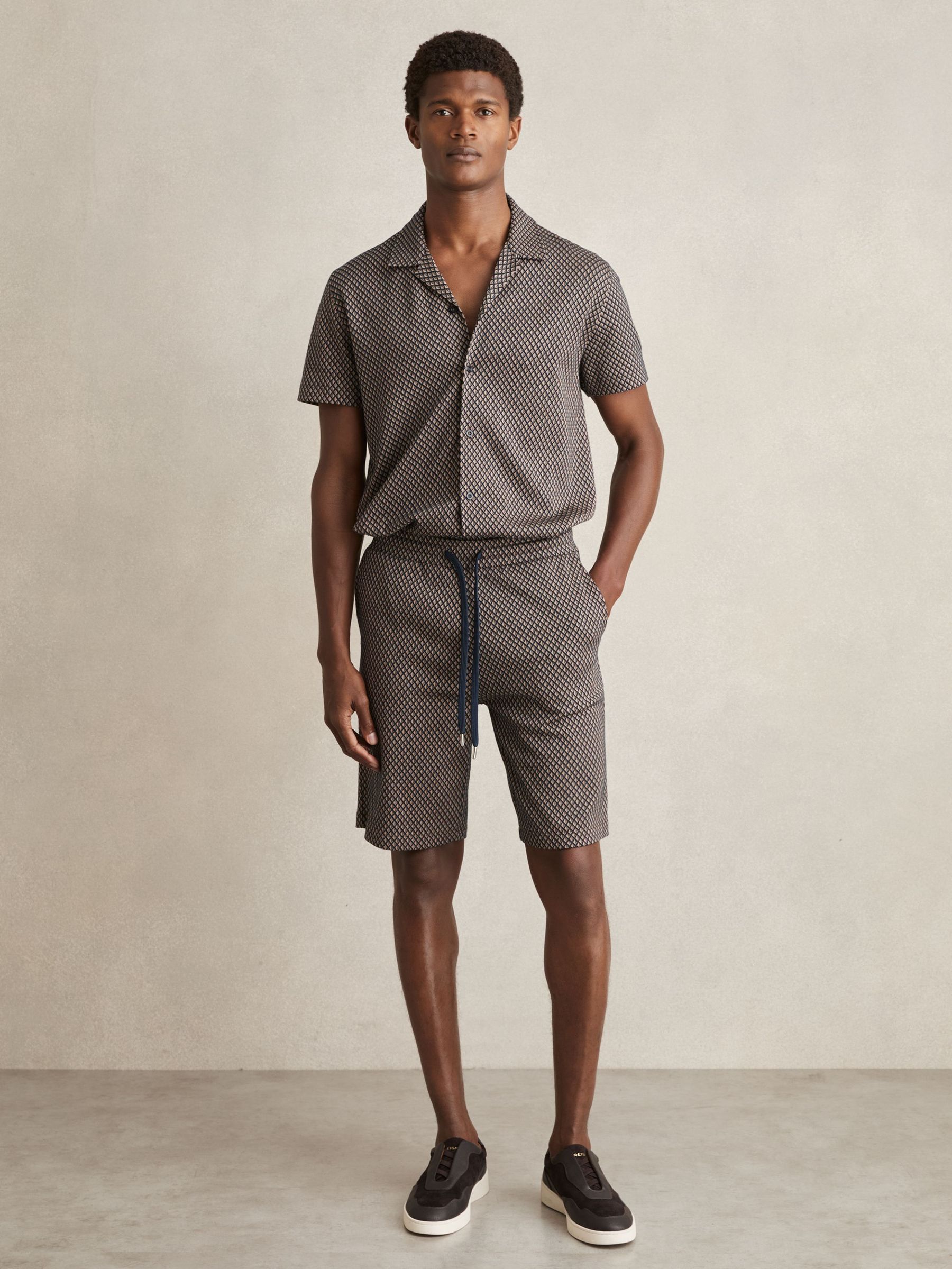 Geometric Jacquard Drawstring Shorts in Tobacco Brown/Navy (AP6317) | €95