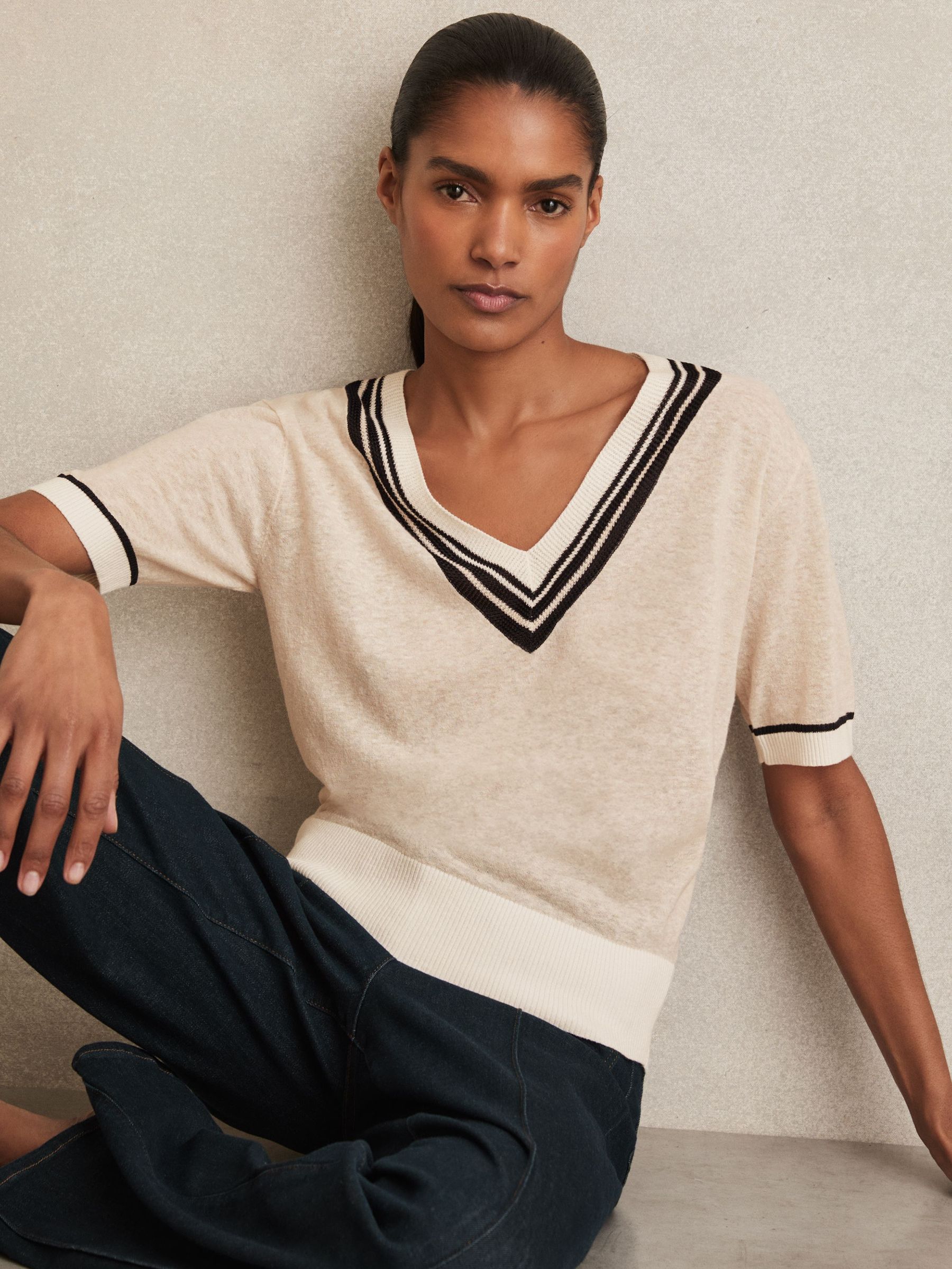 V-Neck Fine Knit Cricket Top in Neutral (AR6484) | 140 €