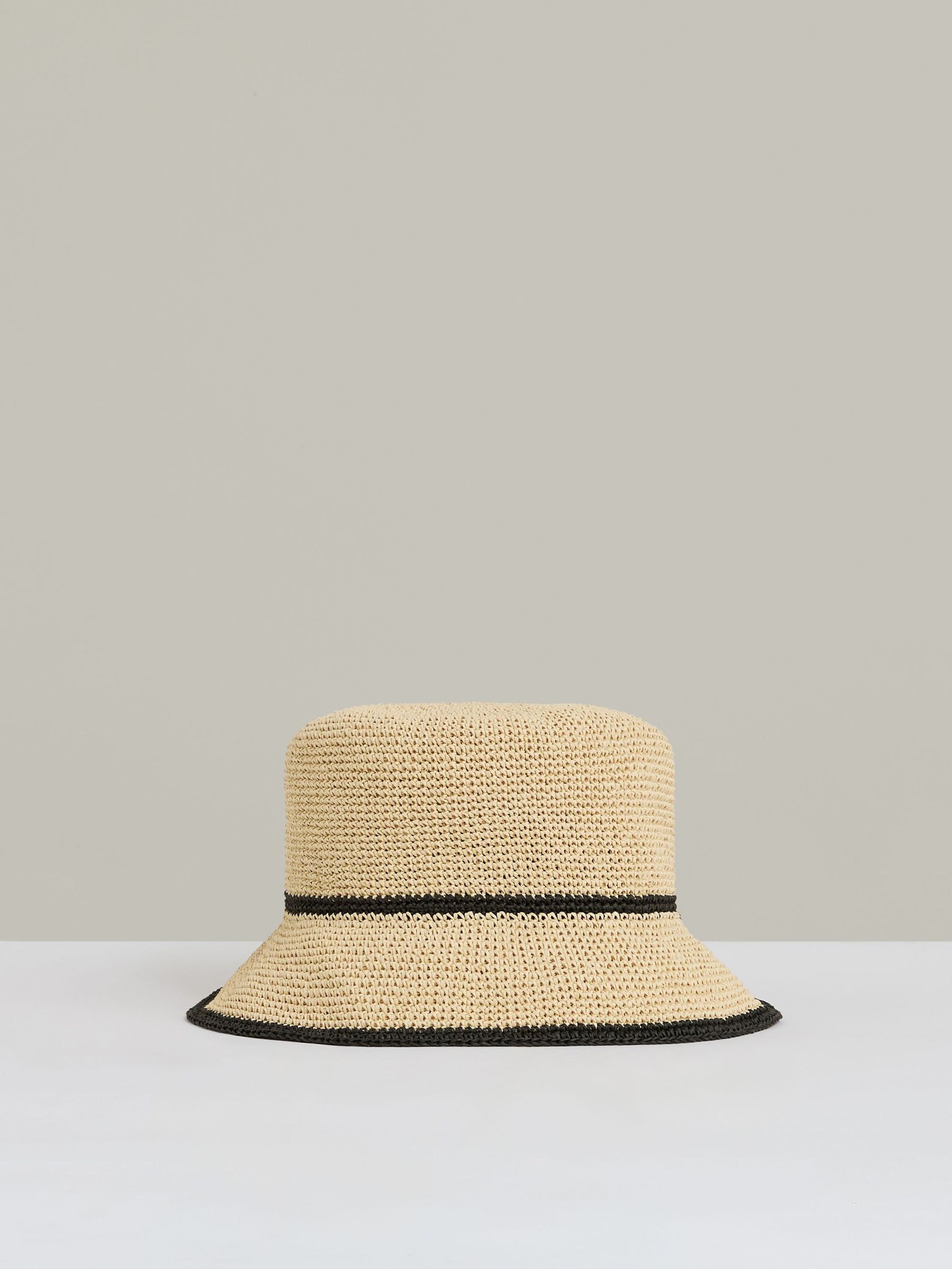 Tipped Straw Bucket Hat in Natural (AR9619) | CHF 85