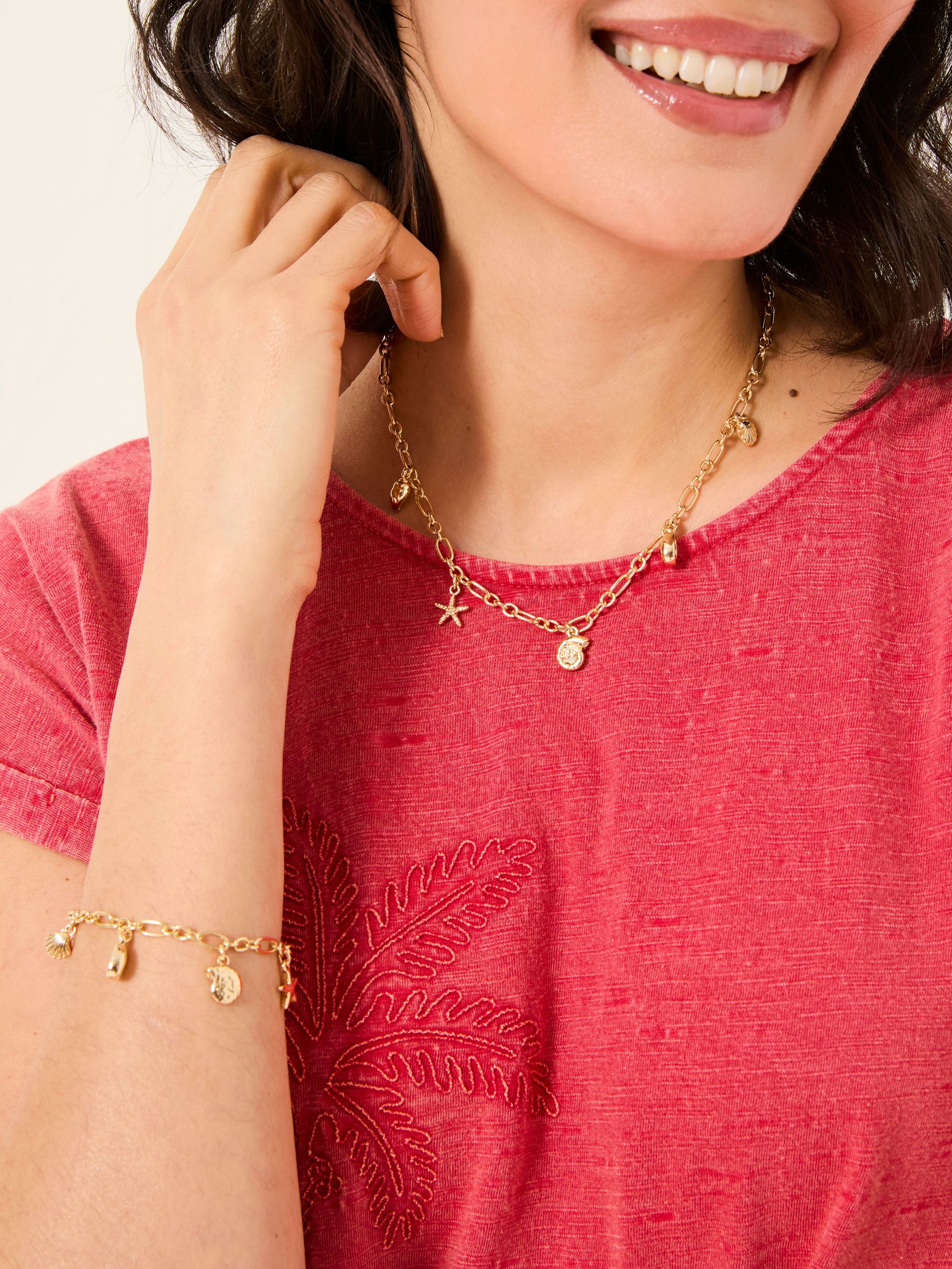 Gold Tone Shell Charm Bracelet (AT0627) | €21.50
