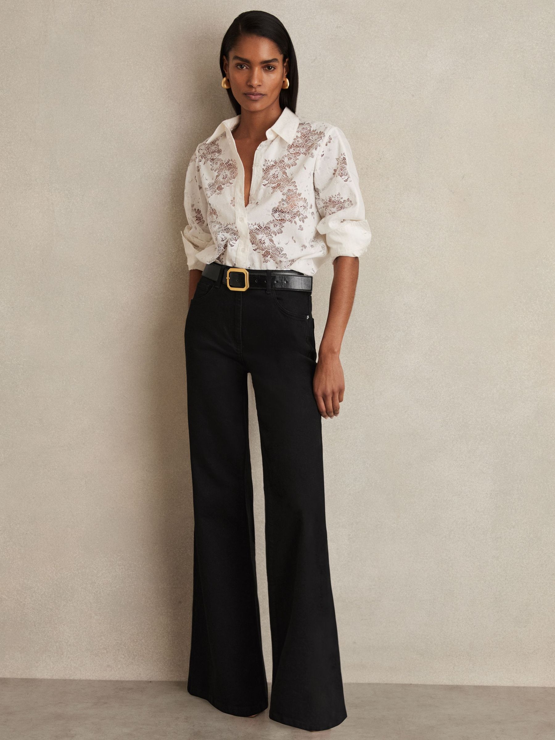 Mid Rise Flared Jeans in Black (AT0650) | €185