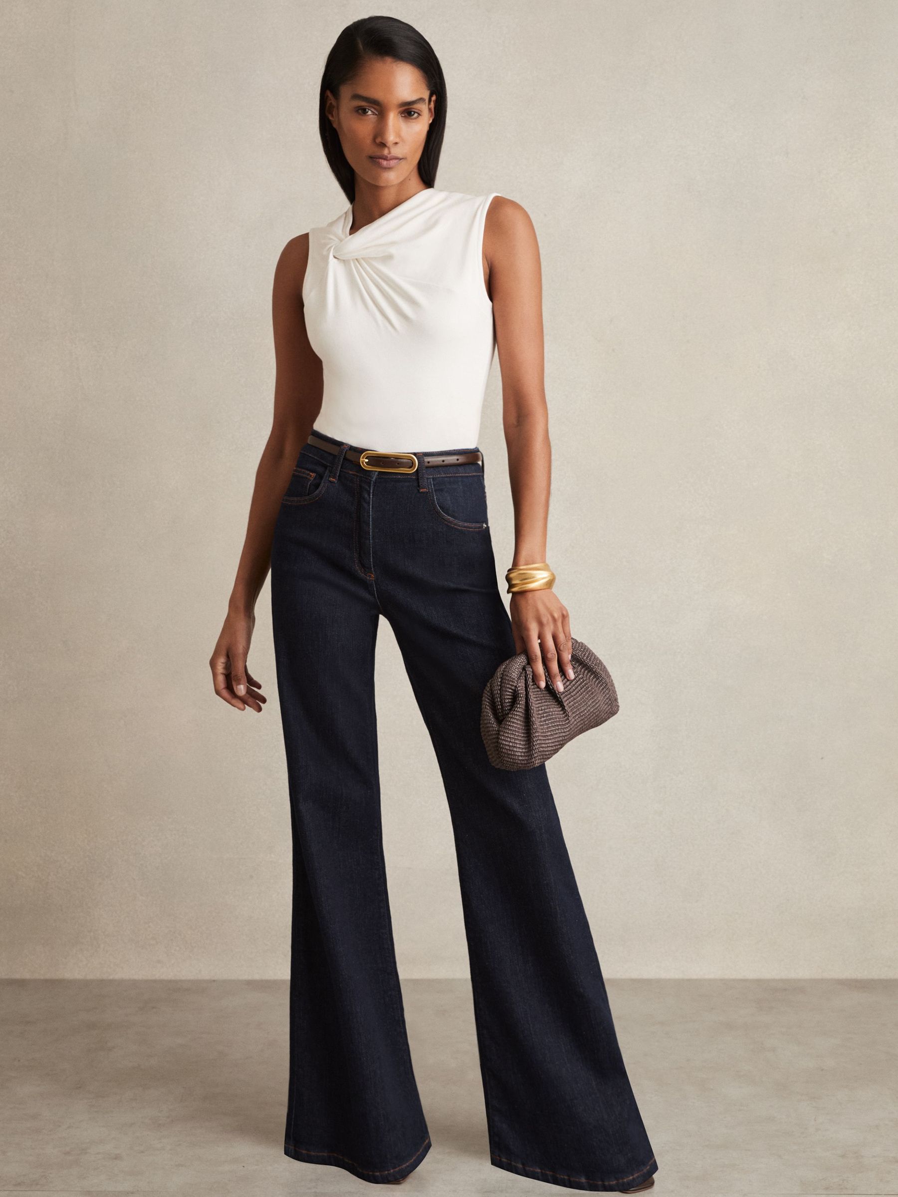 Mid Rise Flared Jeans in Dark Blue (AT0652) | €185