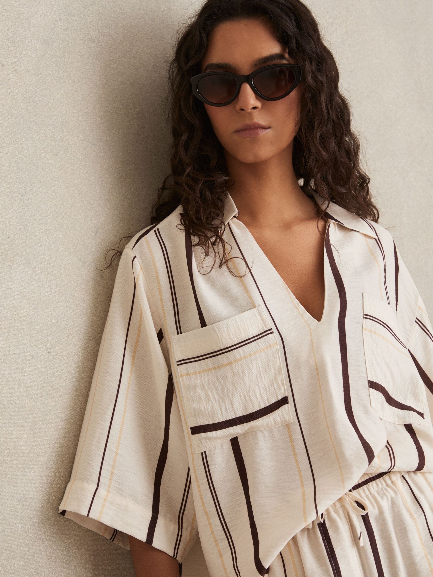 Stripe-Print Relaxed V-Neck Shirt in White/Brown (AV5117) | €140
