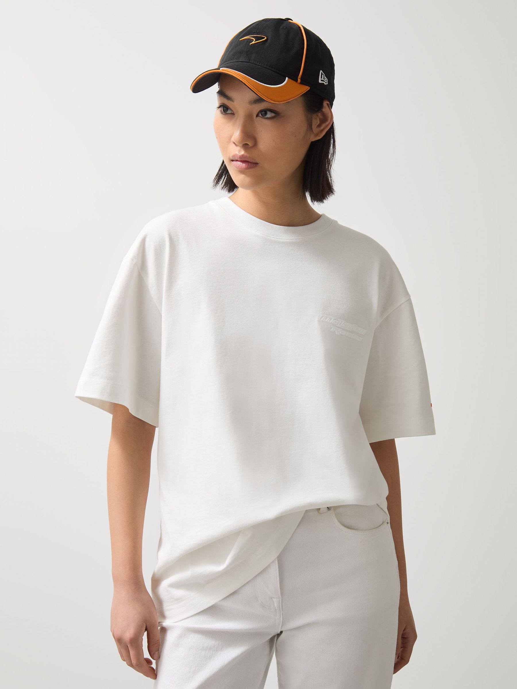 McLaren F1 Team Oversize Logo T-Shirt Unisex Fit in White (AY7530) | €125