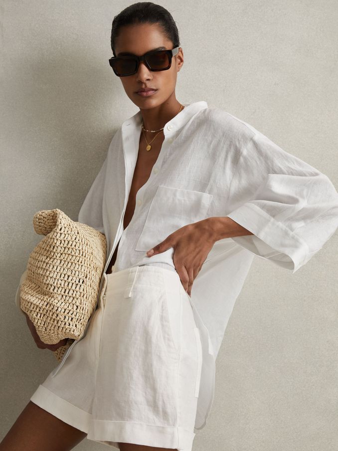 Linen Garment Dyed Shorts in White (D65850) | €140