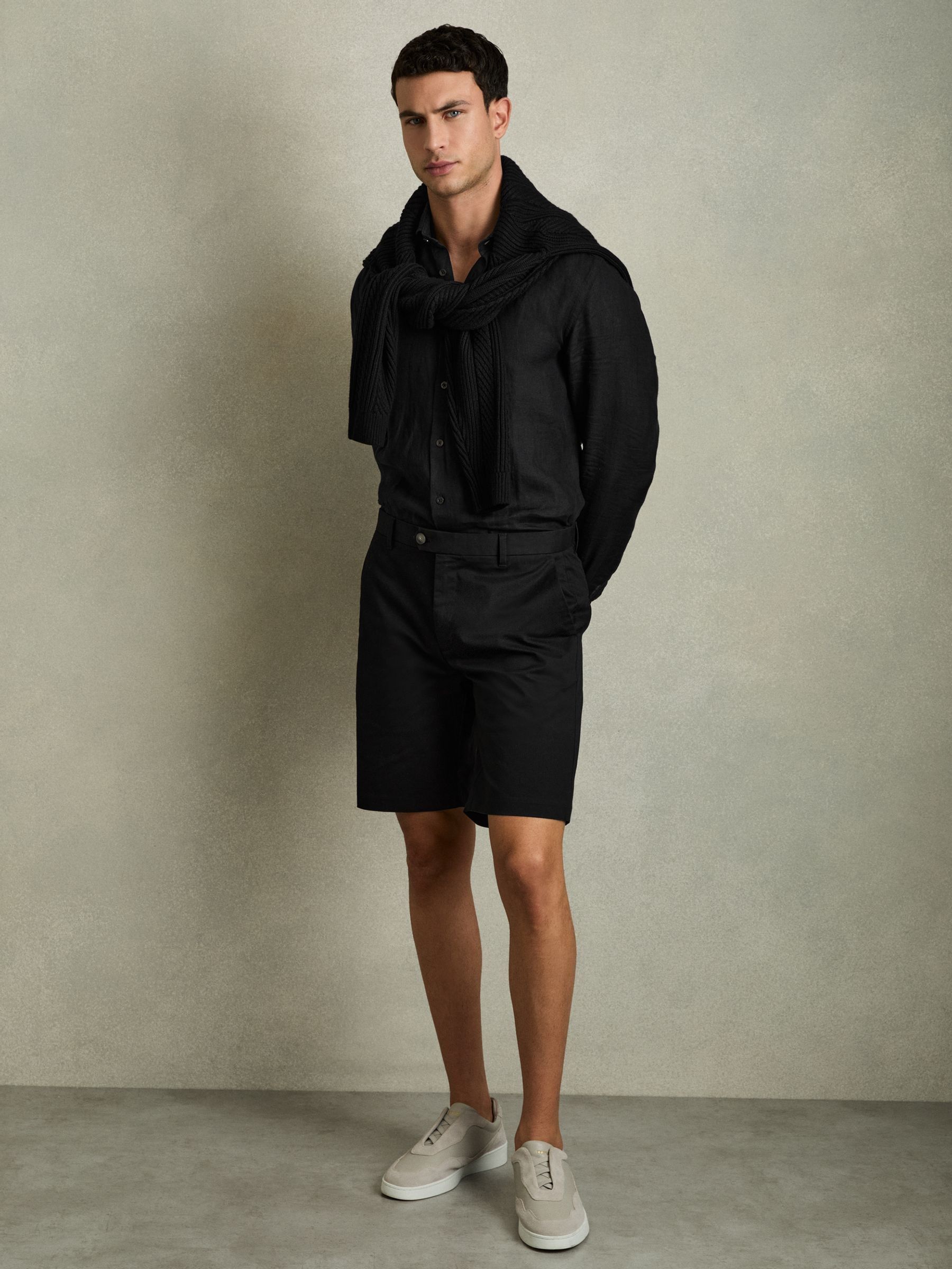 Modern Fit Cotton Blend Chino Shorts in Black (D76850) | $155