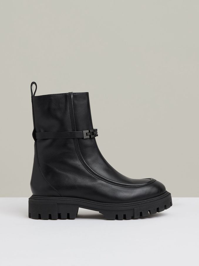 Mit Kette verzierte Stiefeletten in Schwarz (E82376) | 162 €