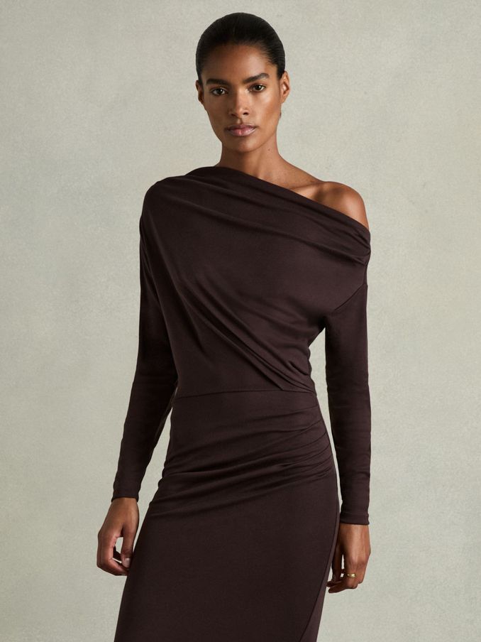 Petite Off-The-Shoulder Ruched Jersey Midi Dress in Brown (E82408) | €76