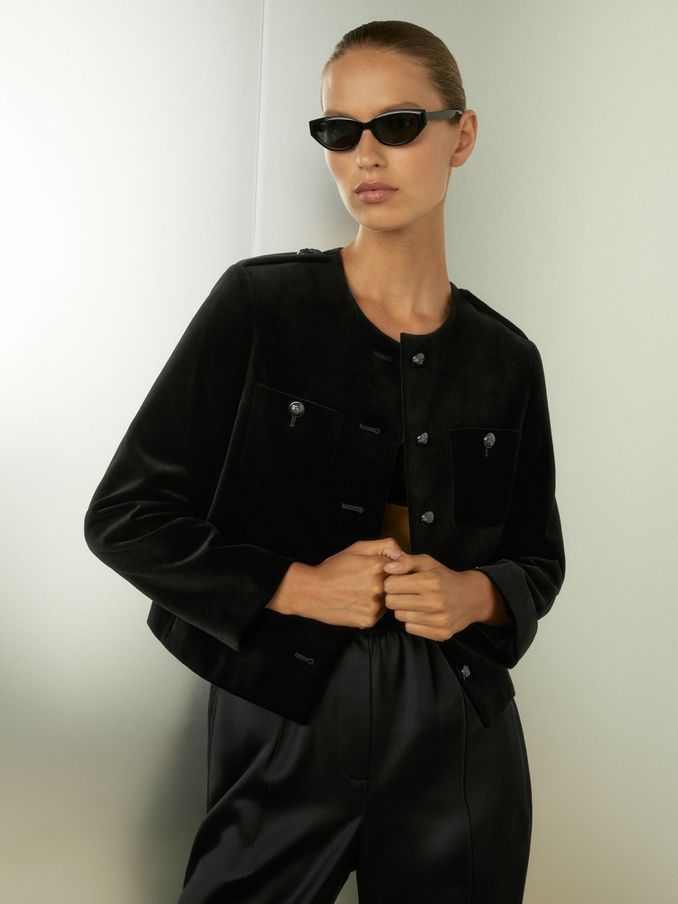 Cropped Velvet Jacket in Black (E93703) | €101