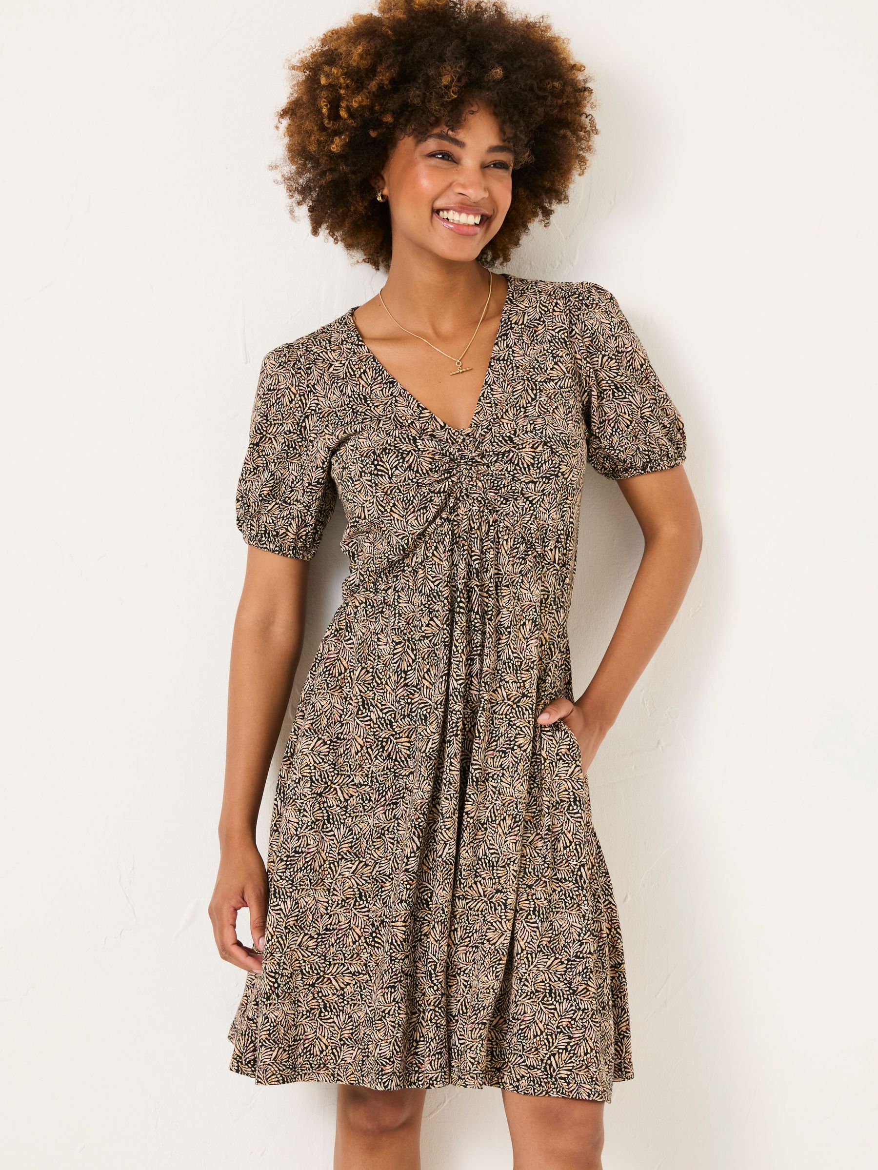Nell Black Leaf Short Sleeve V-Neck Midi Dress (E94187) | €65
