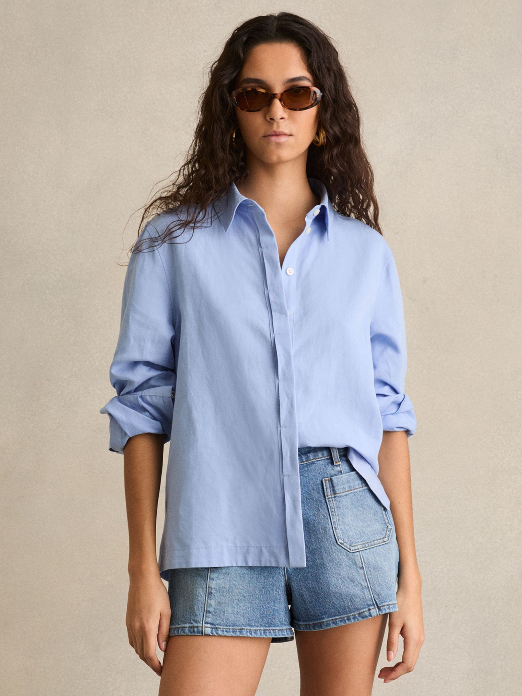 Denim short met halfhoge taille en opgestikte zakken in medium blauw (F18092) | € 140