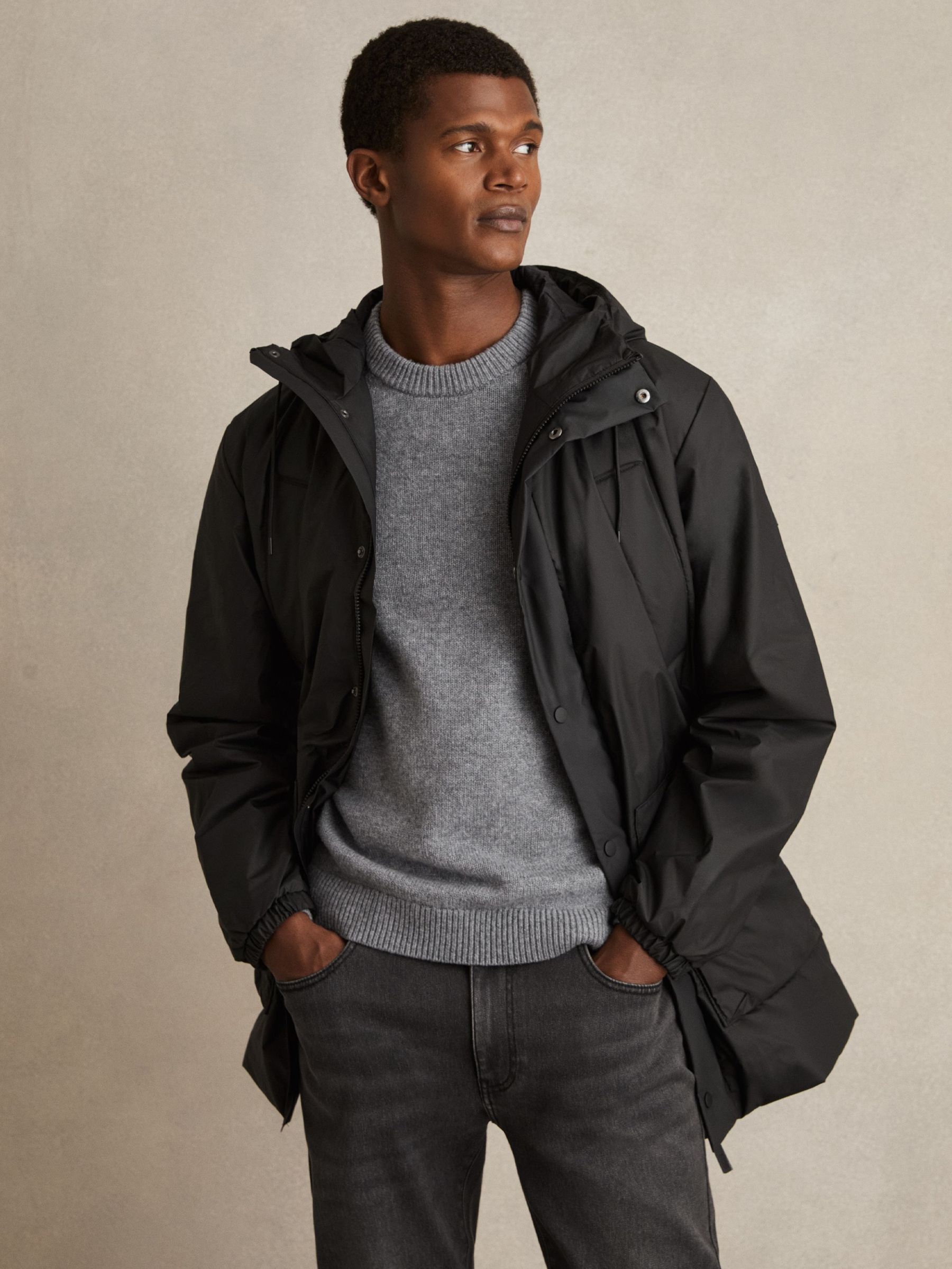 Rains Geïsoleerd lang geïsoleerd cargobroekjack in zwart (F26781) | € 385