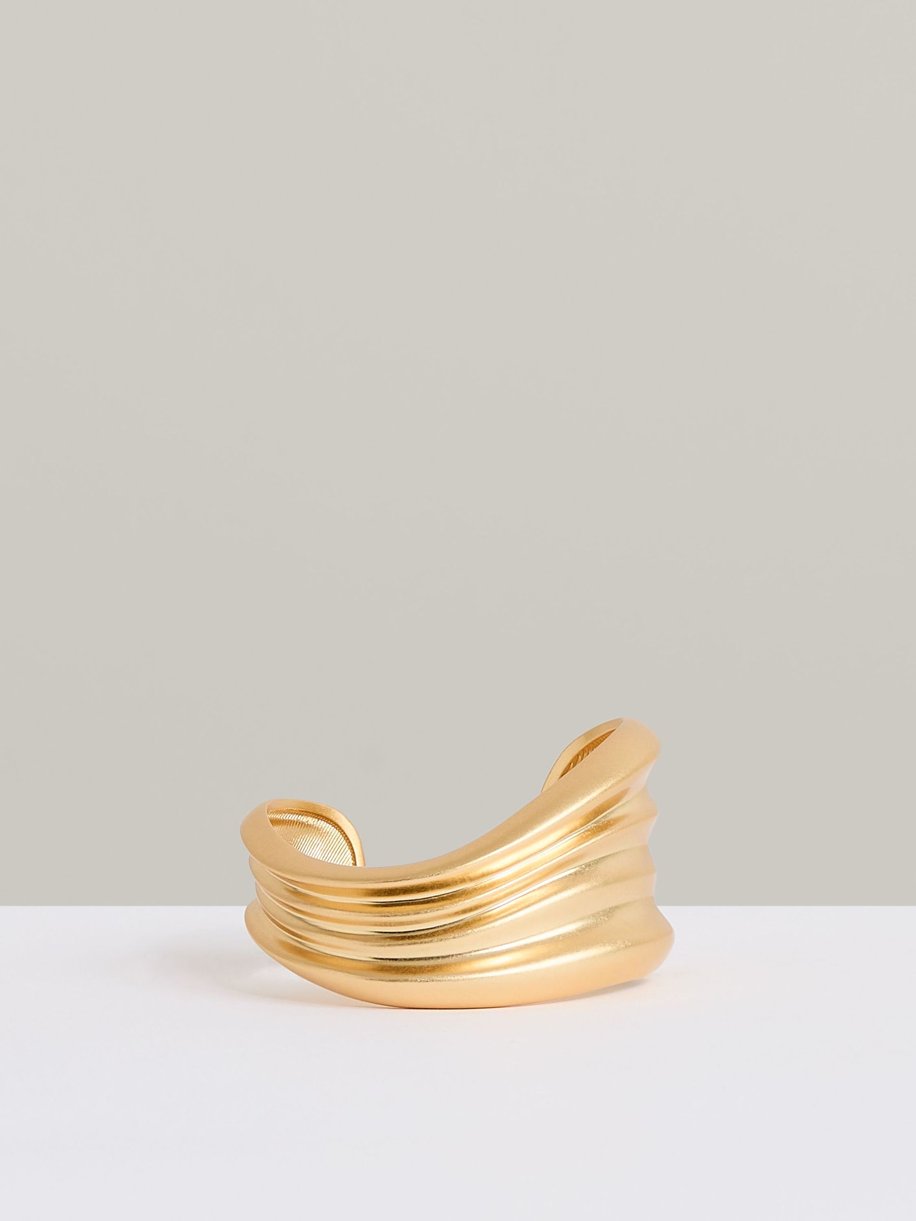 Fluid Sculpted Cuff in Gold Tone (F27965) | €140