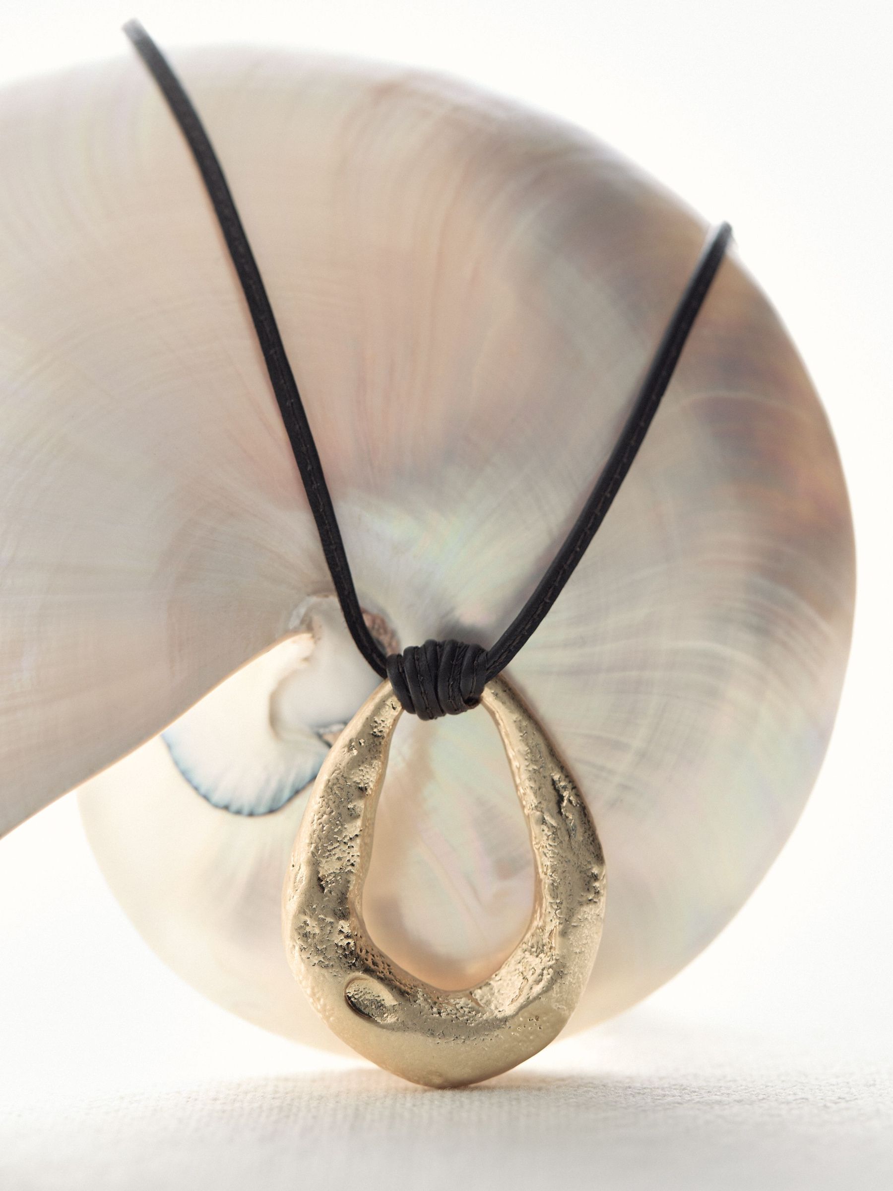 Molten Link Pendant Necklace in Gold Tone (F27971) | €95