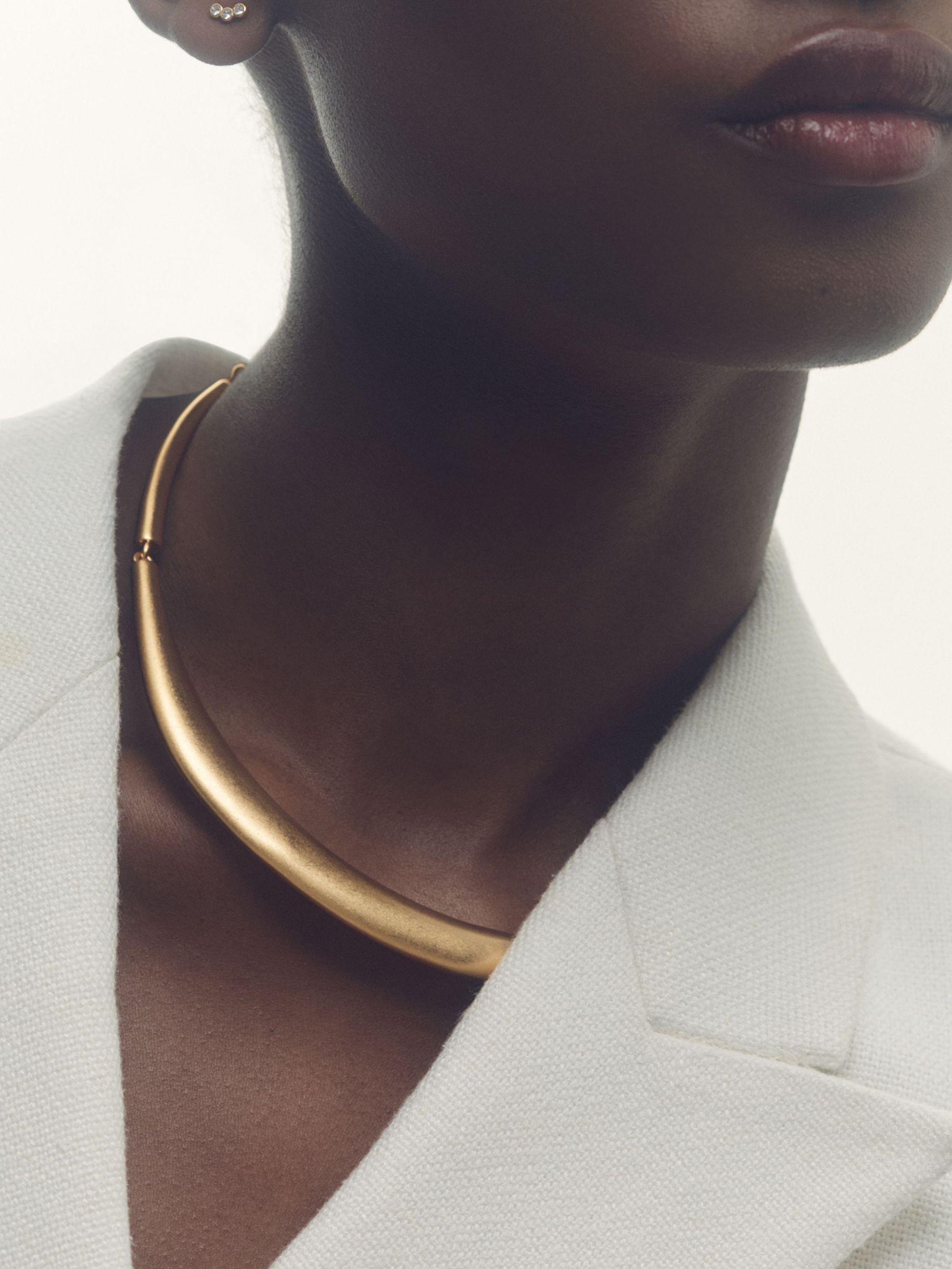 Polished Curve Choker in Gold Tone (F27993) | €140
