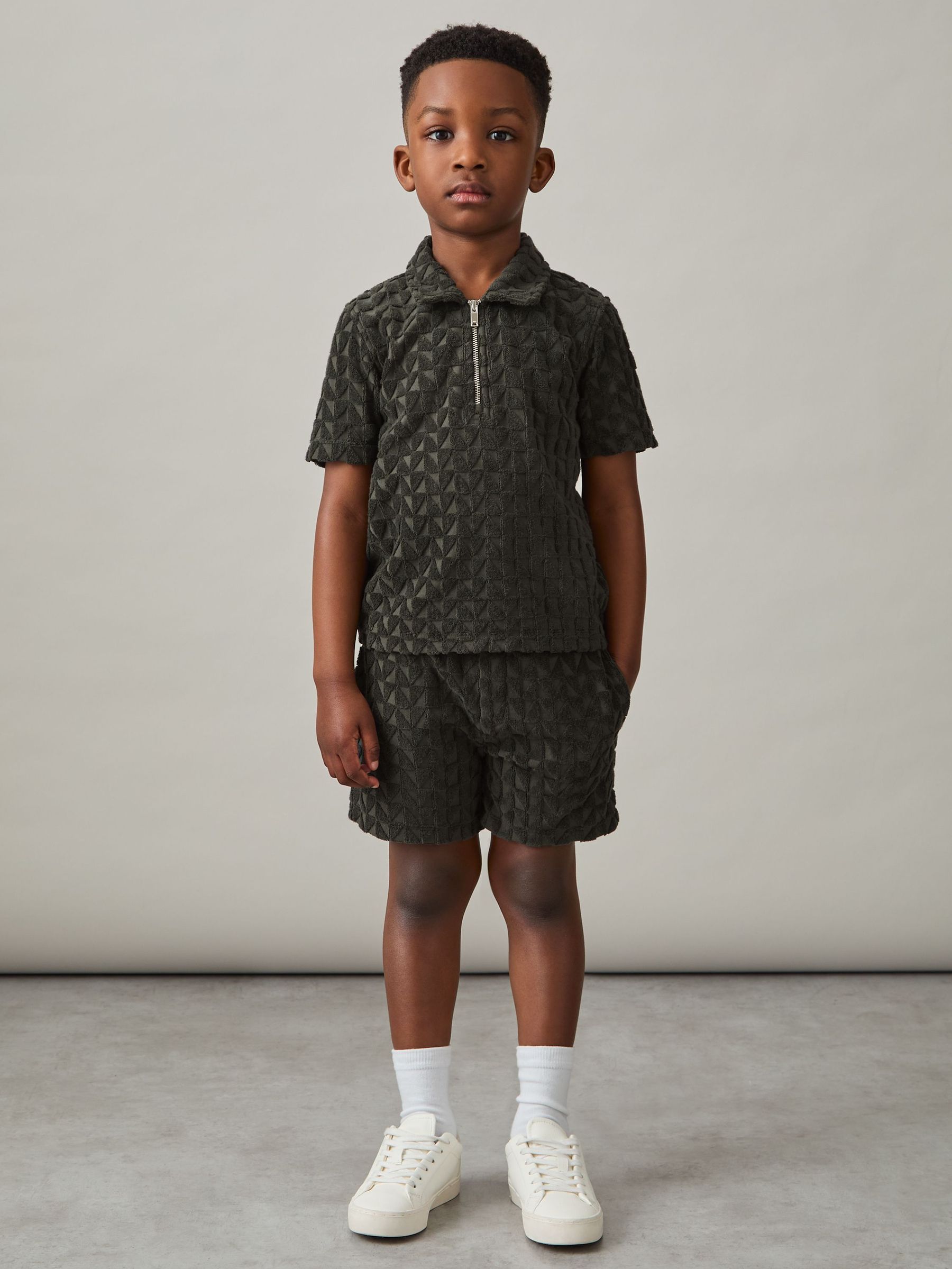3-9 jr badstof short met textuur in donker Saliegroen (F45237) | € 35