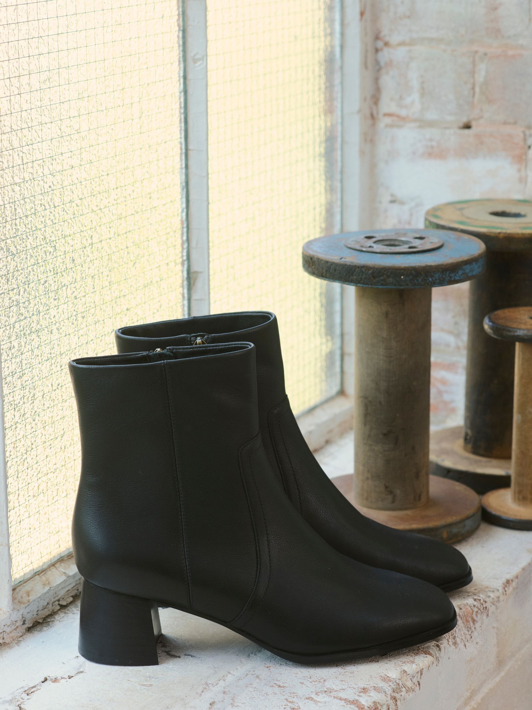 Black Flared Heel Leather Boot (F73994) | €112