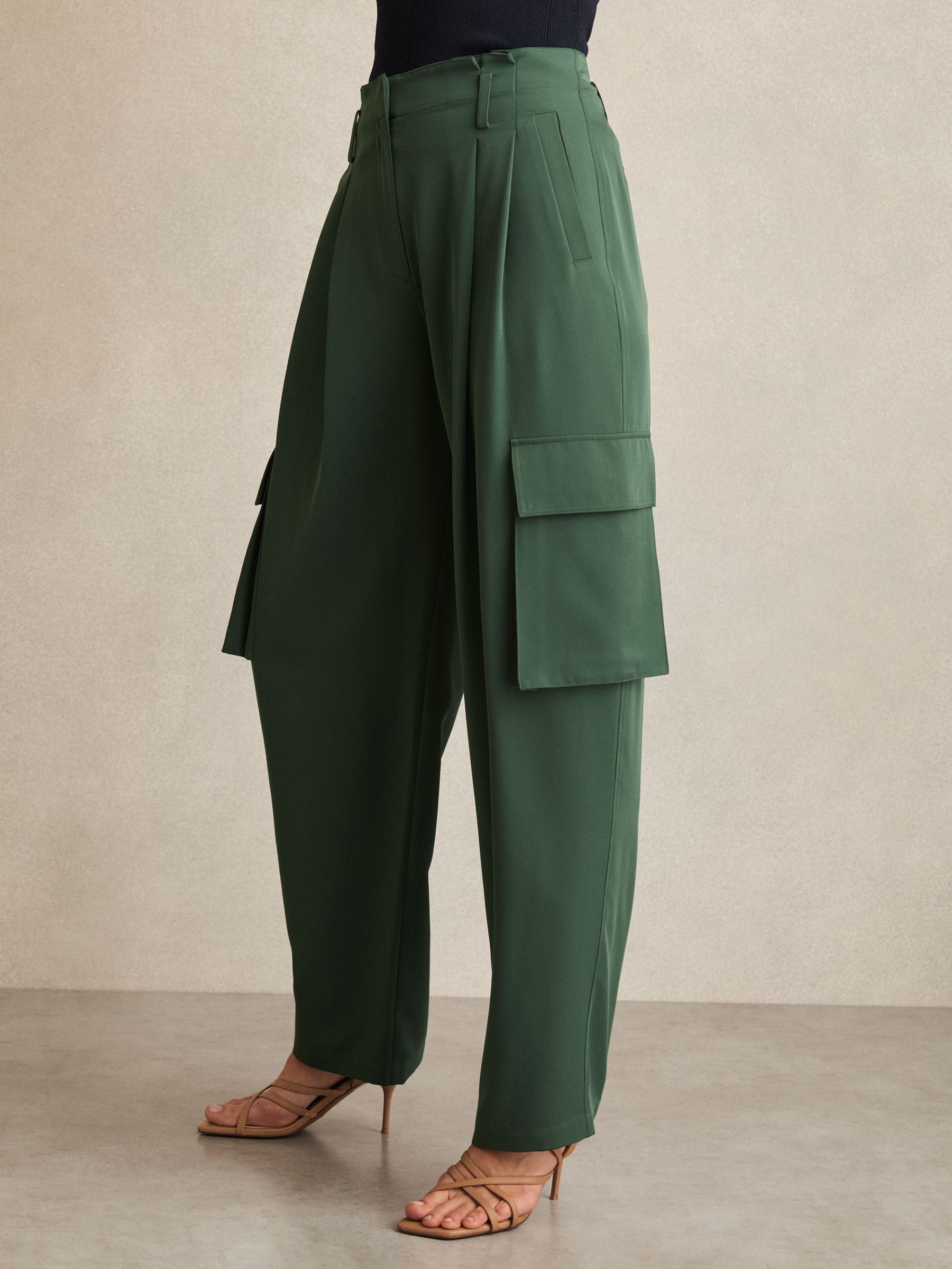 Wide-Leg Pleated Cargo Trousers in Green (F79807) | €220