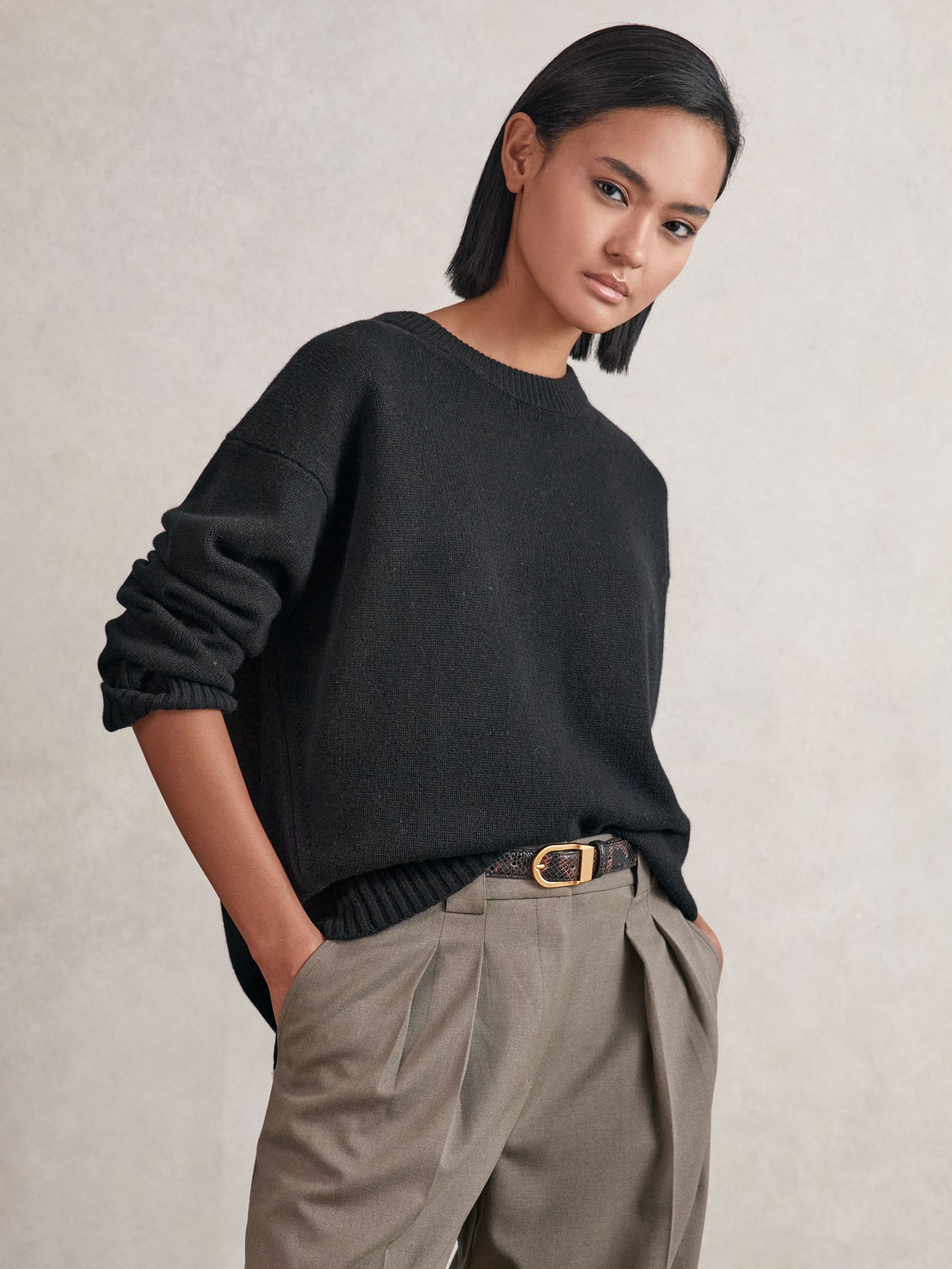 Wool-Cashmere Crew-Neck Jumper in Black (H20930) | €170