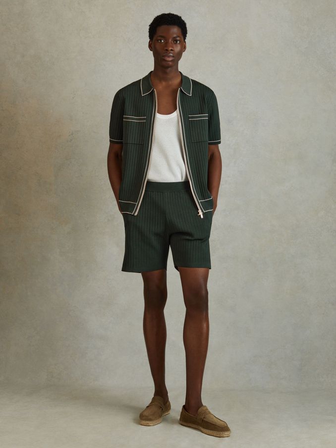 Geribbelde short met elastische taille in donkergroen (N97342) | € 39