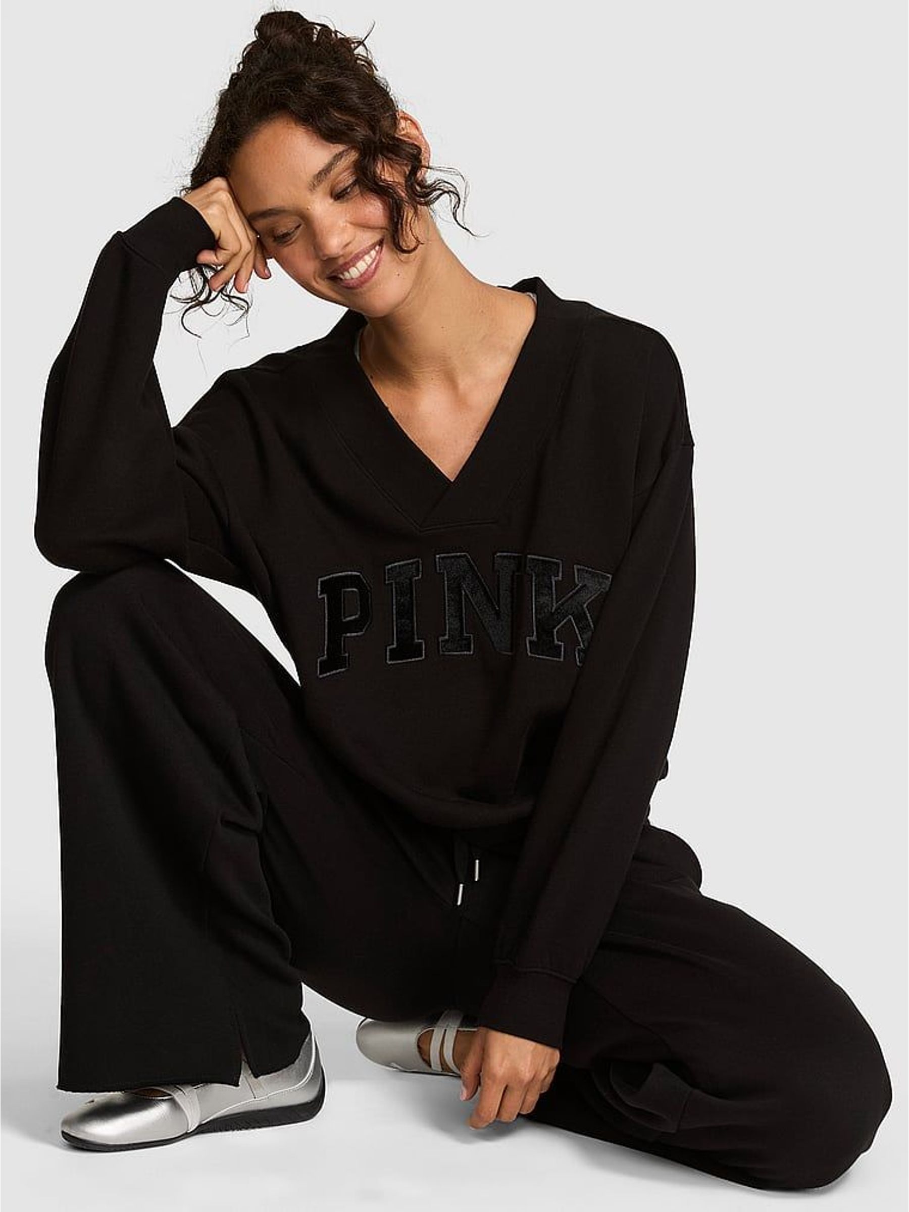 Pure Black - V-neck Sweatshirt
