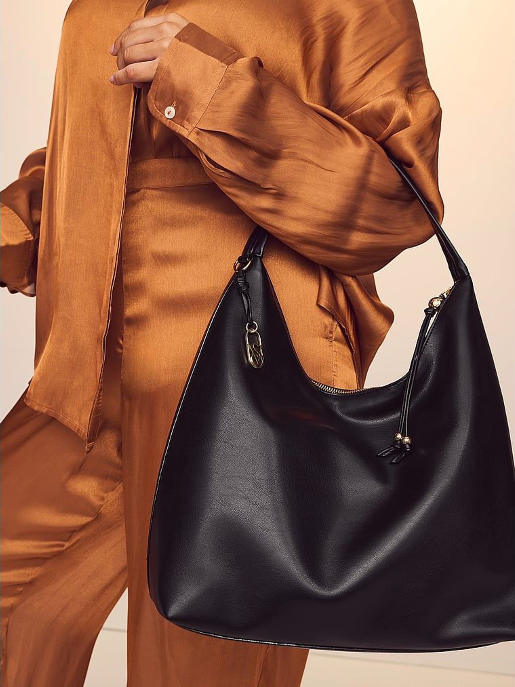 Black Large Hobo Bag (W67116) | €95