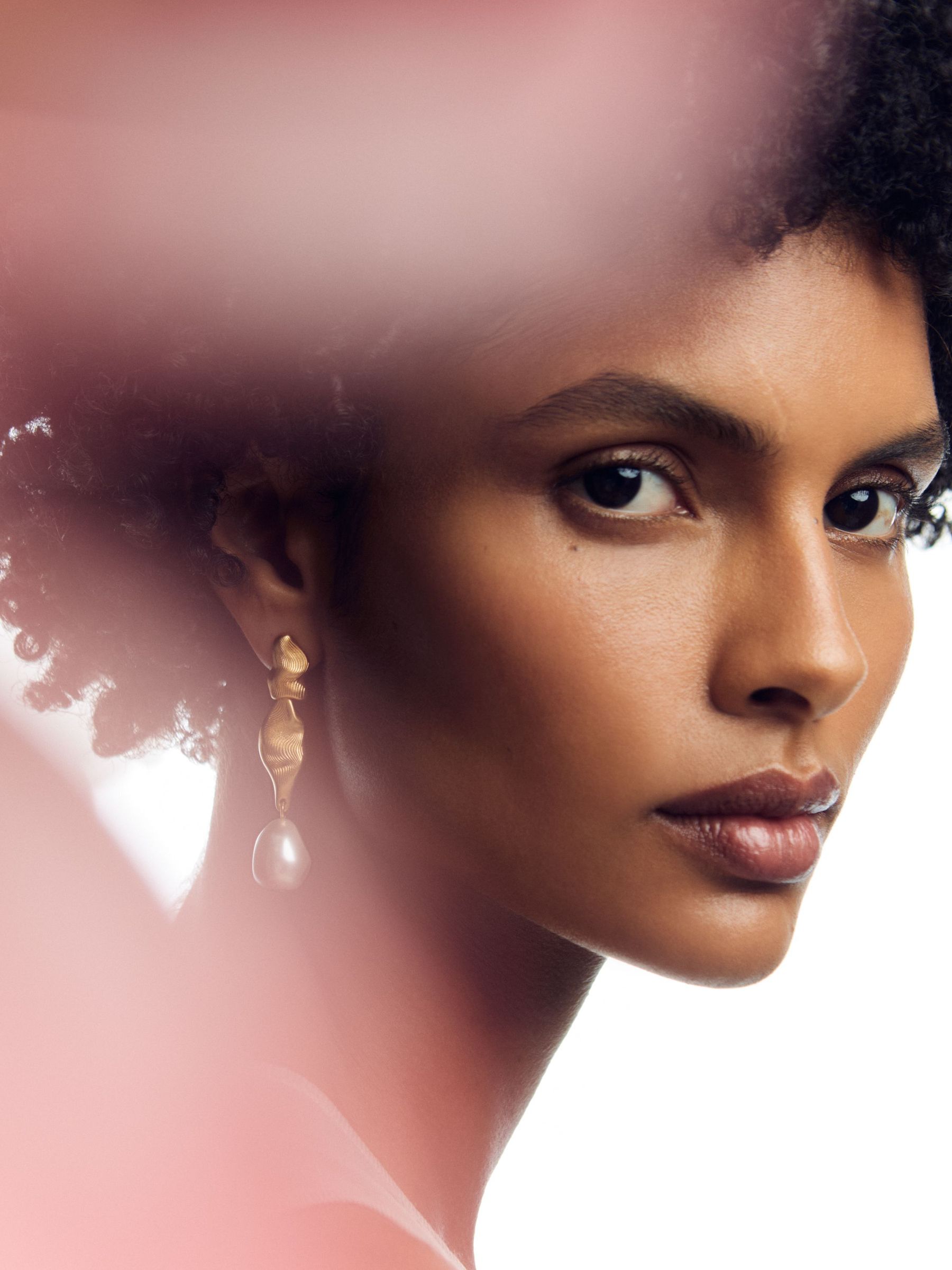 Tone Faux Pearl Molten Drop Earrings in Gold (W77822) | €85