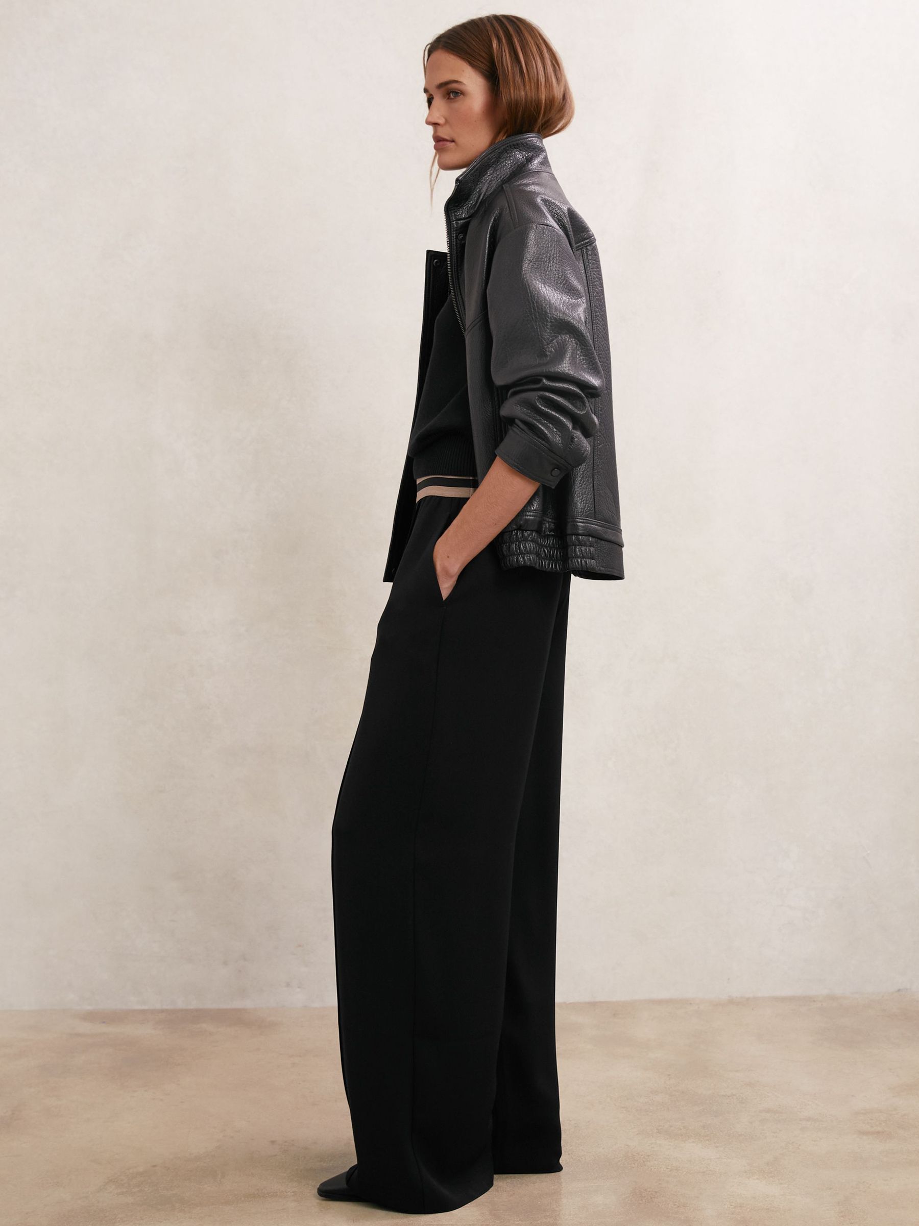 Elasticated-Waist Wide-Leg Trousers in Black (Y06905) | 5 110 Kč