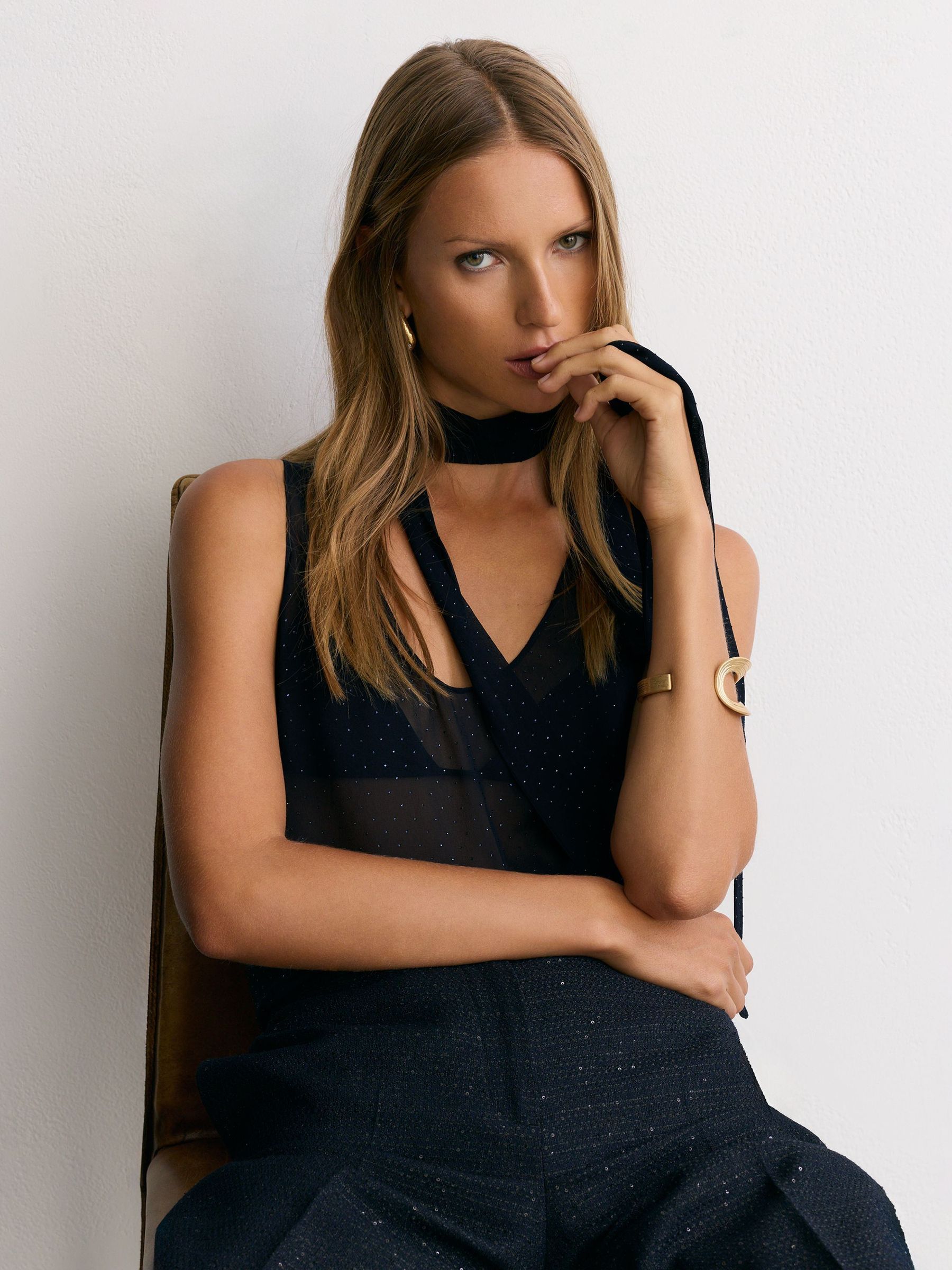 Sheer Crystal-Detail Scarf-Neck Vest in Navy - Bild 7 von 8